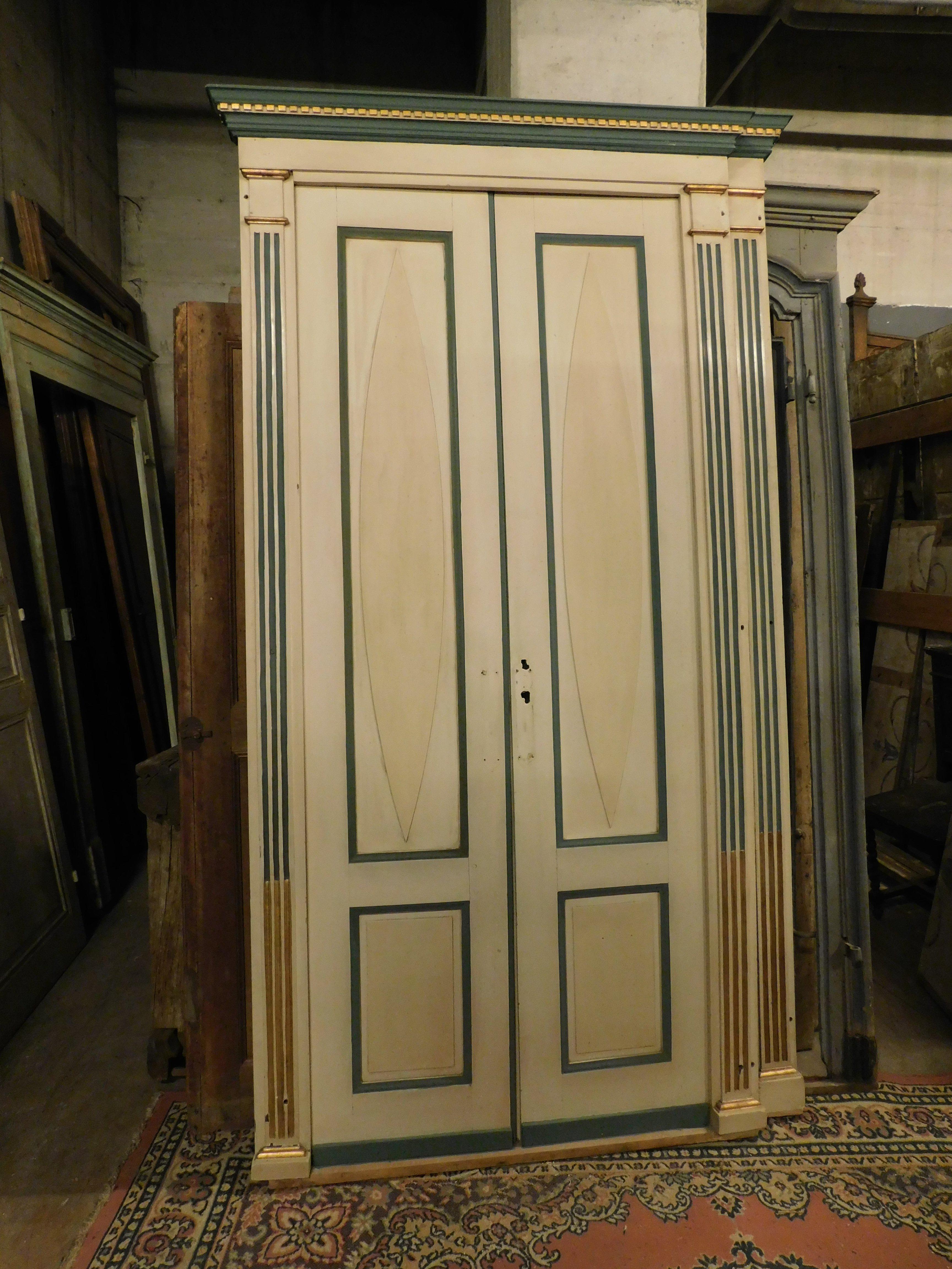 Pair of double wing doors, lacquered and gilded with frame, Italy In Good Condition For Sale In Cuneo, Italy (CN)