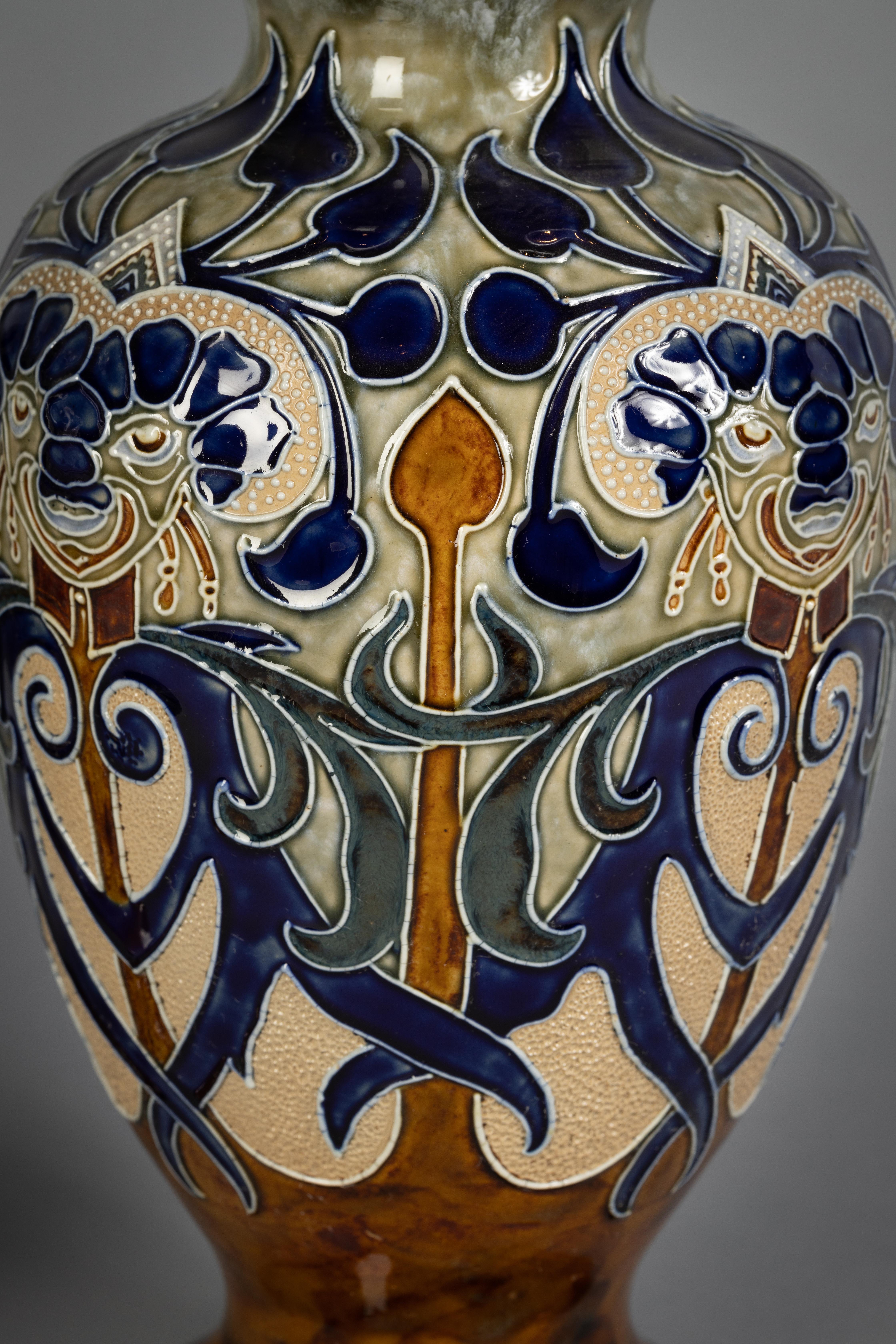 Paar Doulton Lambeth-Vasen aus Steingut, um 1895 (Englisch) im Angebot