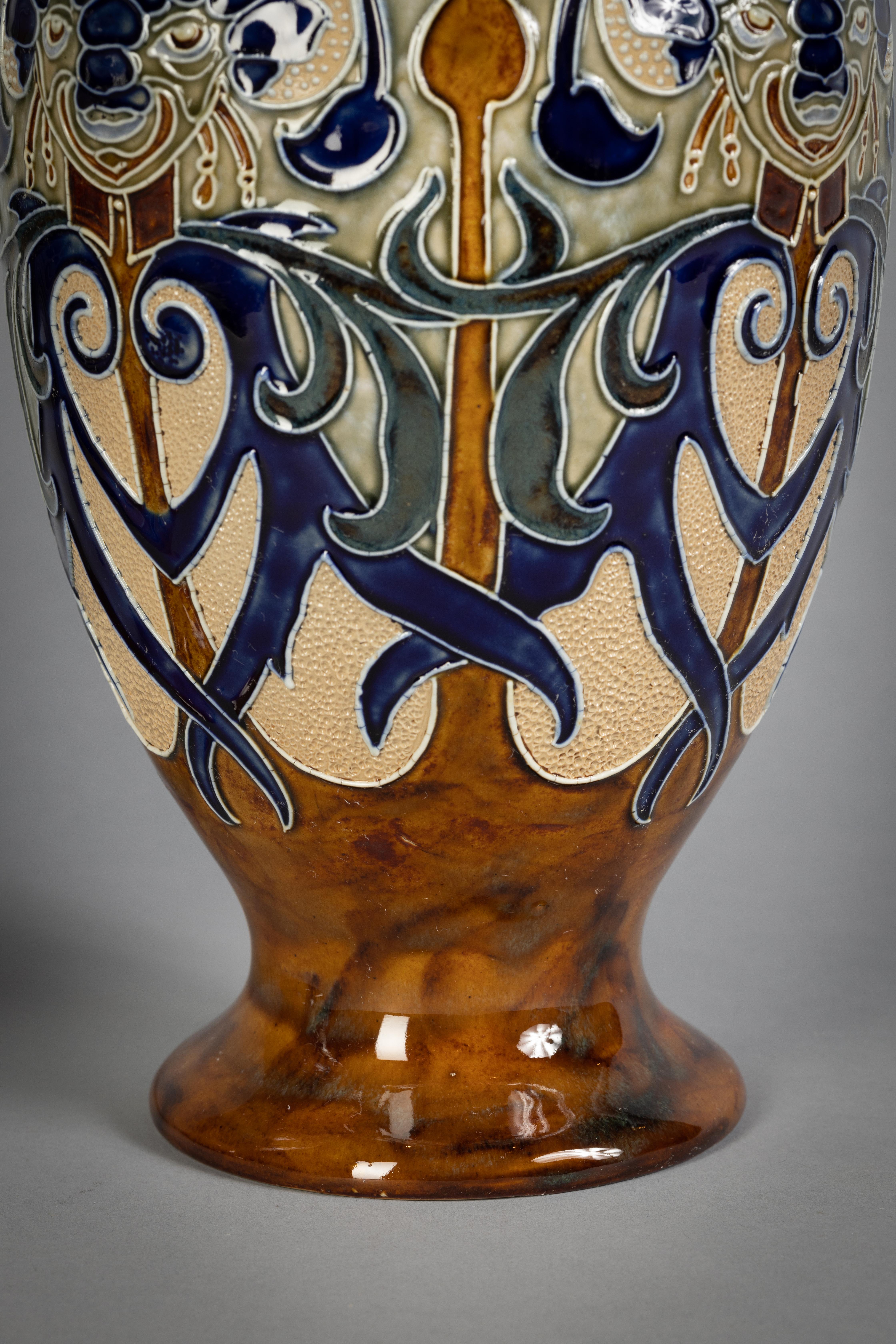 Paar Doulton Lambeth-Vasen aus Steingut, um 1895 im Zustand „Gut“ im Angebot in New York, NY