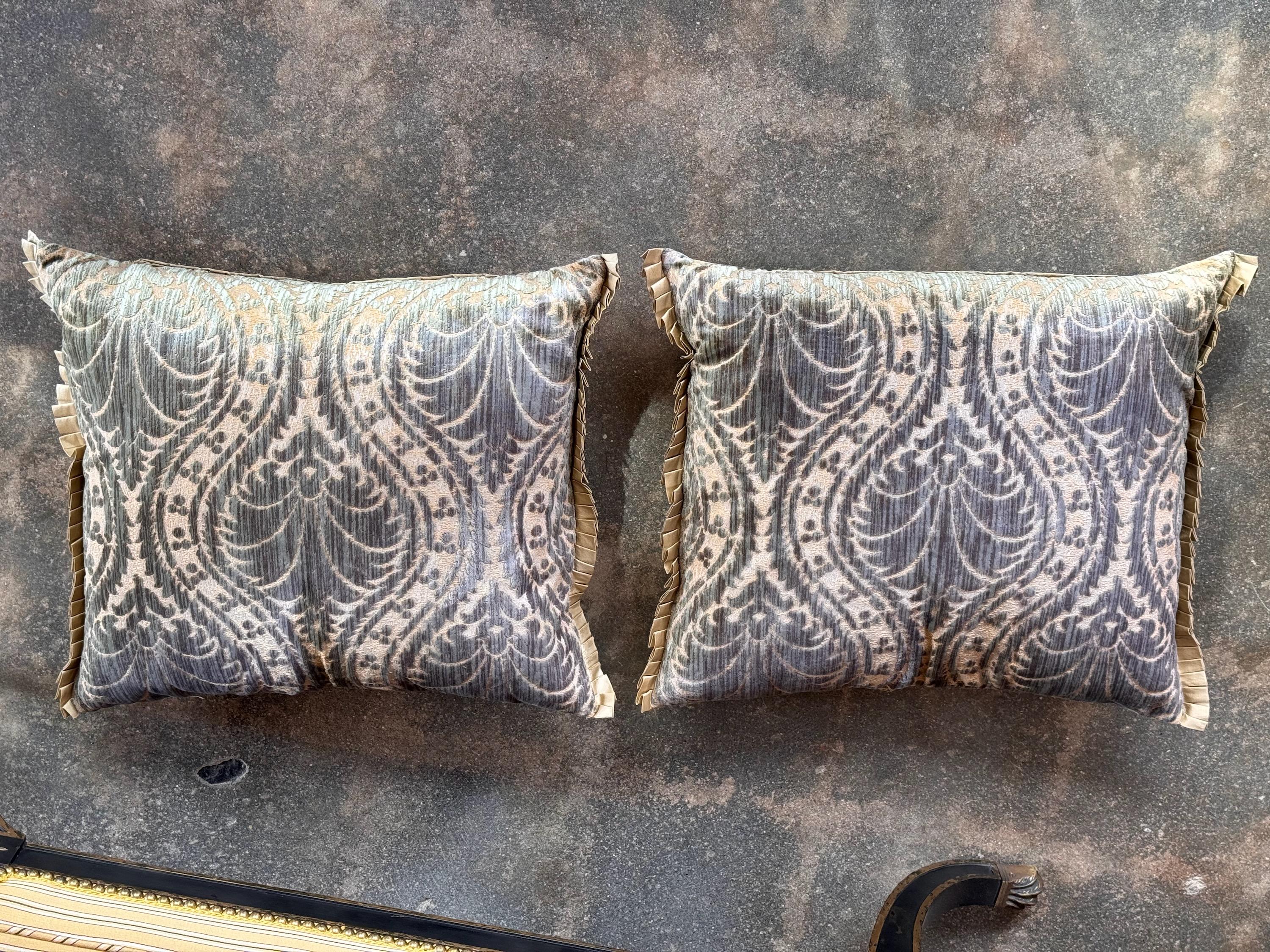 Un paio di bei cuscini in piuma. Si tratta di un tessuto di velluto tagliato.