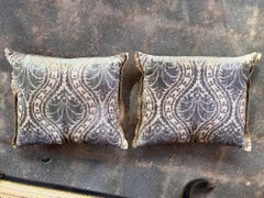 Paire de coussins en soie recouverts de duvet