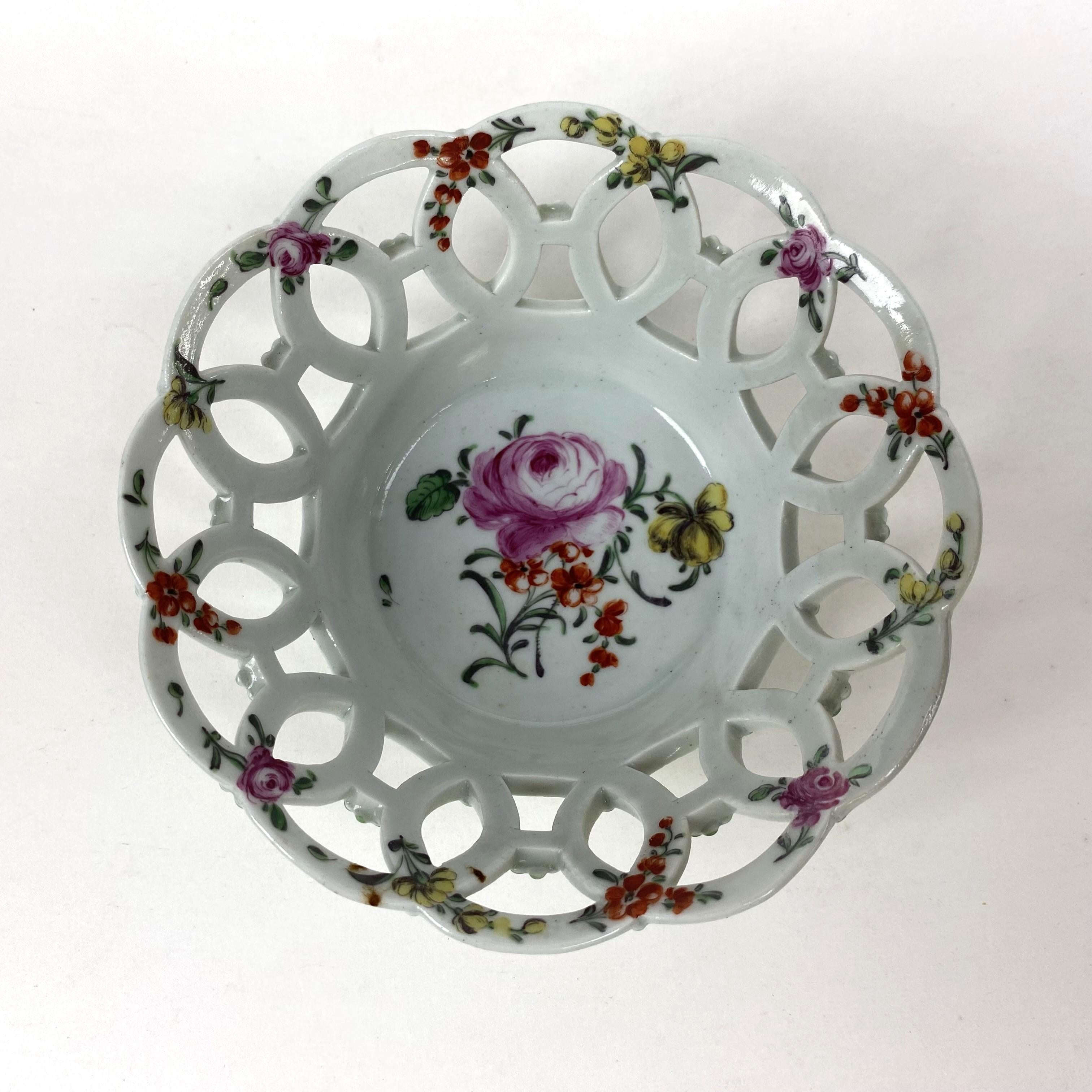 Coppia di cestini forati Dr Wall, del primo periodo di Worcester, dipinti al centro con delicati bouquet di fiori sciolti alla maniera di James Rogers, i bordi intervallati tra le sezioni forate con una selezione di fiori e fogliame europei. Circa