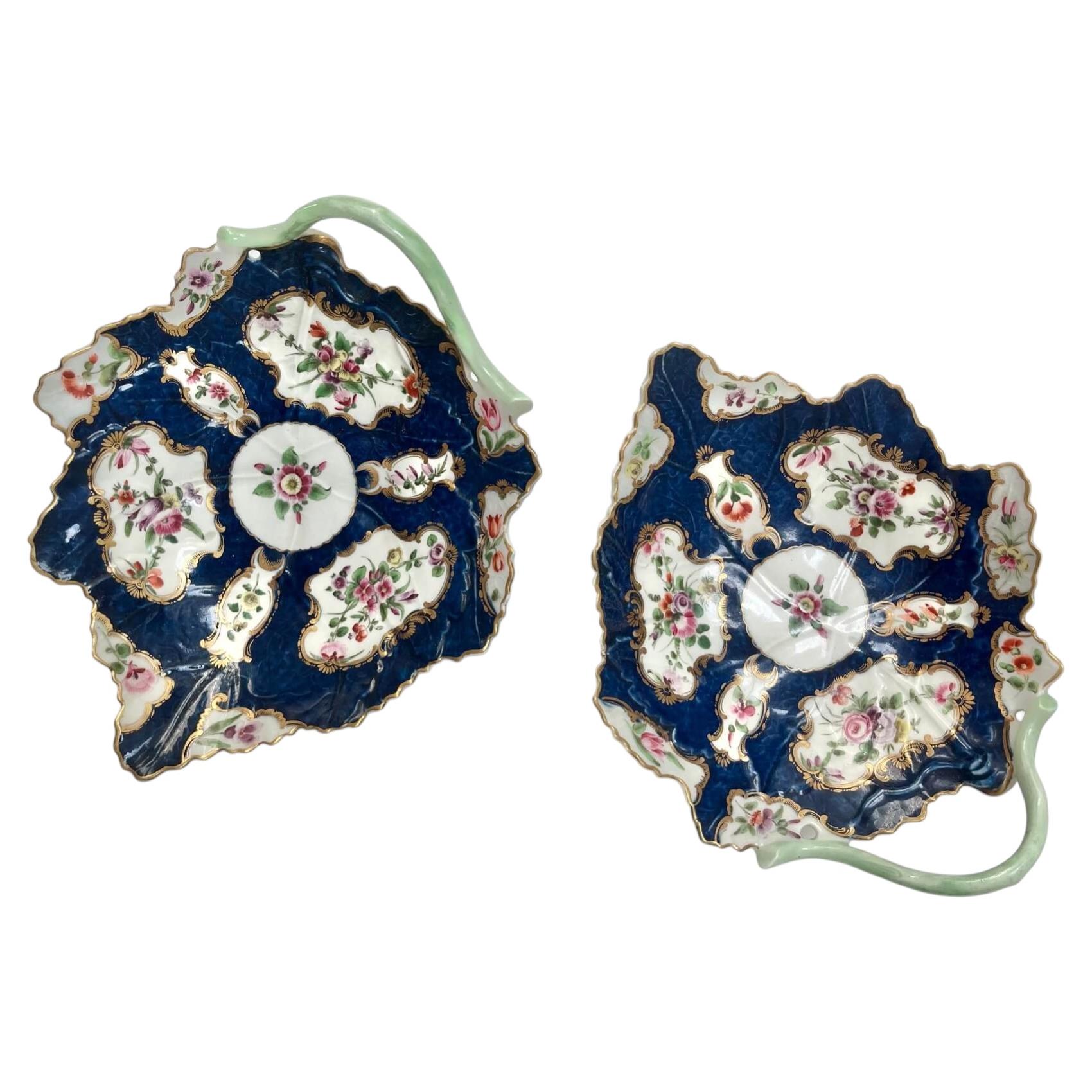 Ein Paar Porzellanschalen von Dr. Wall aus Worcester mit Blatt- und Zweigmotiv im „Scale Blue“-Stil, CIRCA 1770