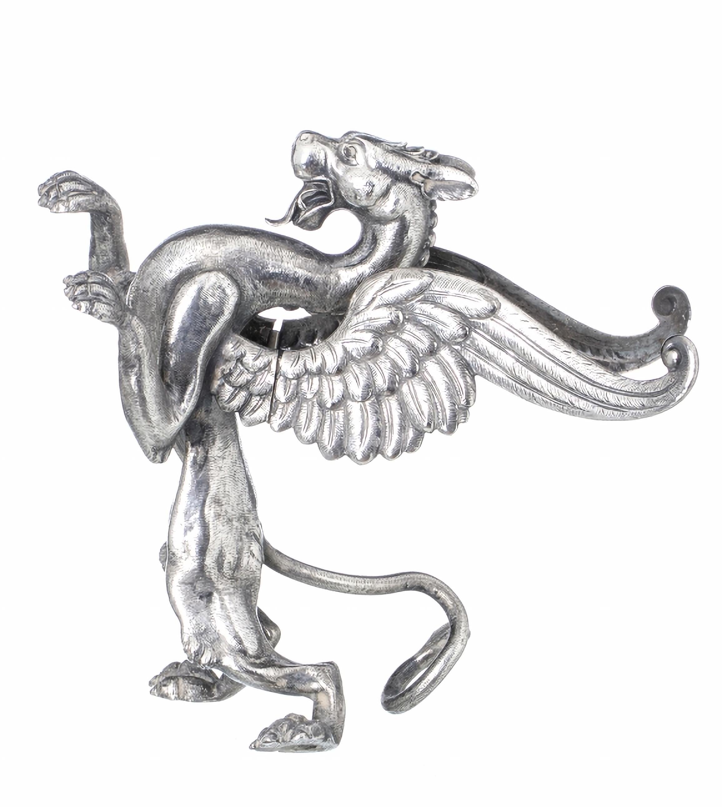PAIR OF DRAGONS IN PORTUGUESE SILVER 20th Century

with ‘eagle’ contrast of 833 thousandths, dated 1938-1984.
Approx total weight: 888 g
Dim.: 16 x 17 cm
good conditions