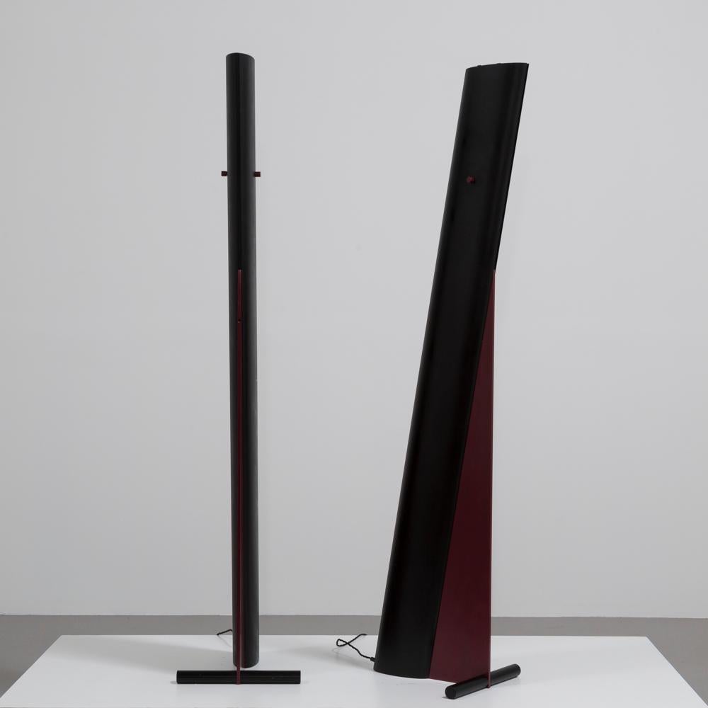 Pair of 1980s unusual tall Italian steel floor lamps in the manner of Memphis finished in a black and burgundy patination.