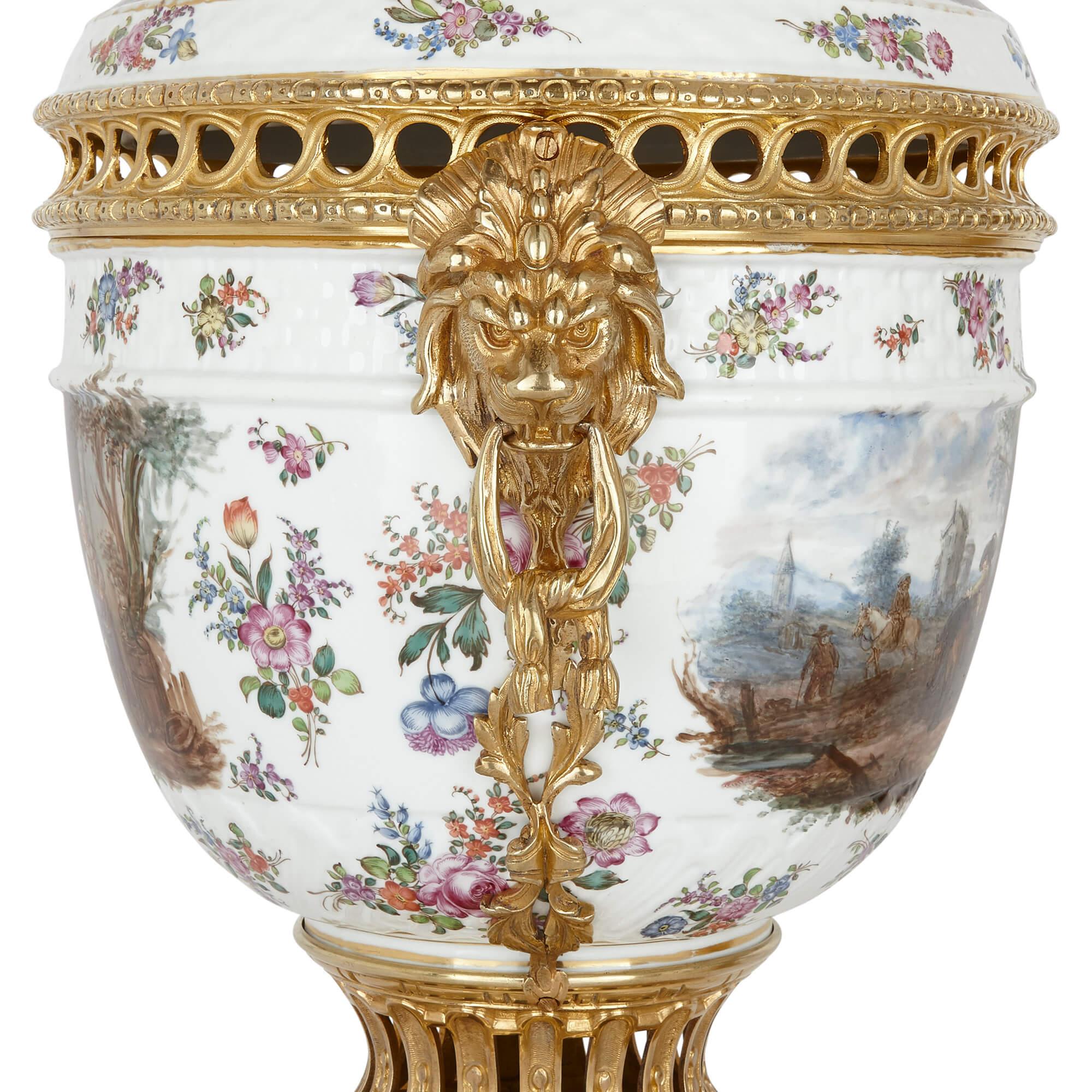 Paire de vases en porcelaine de Dresde et bronze doré en vente 4