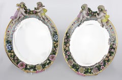 Paire de miroirs de table en porcelaine de Dresde représentant des chérubins, vers 1900