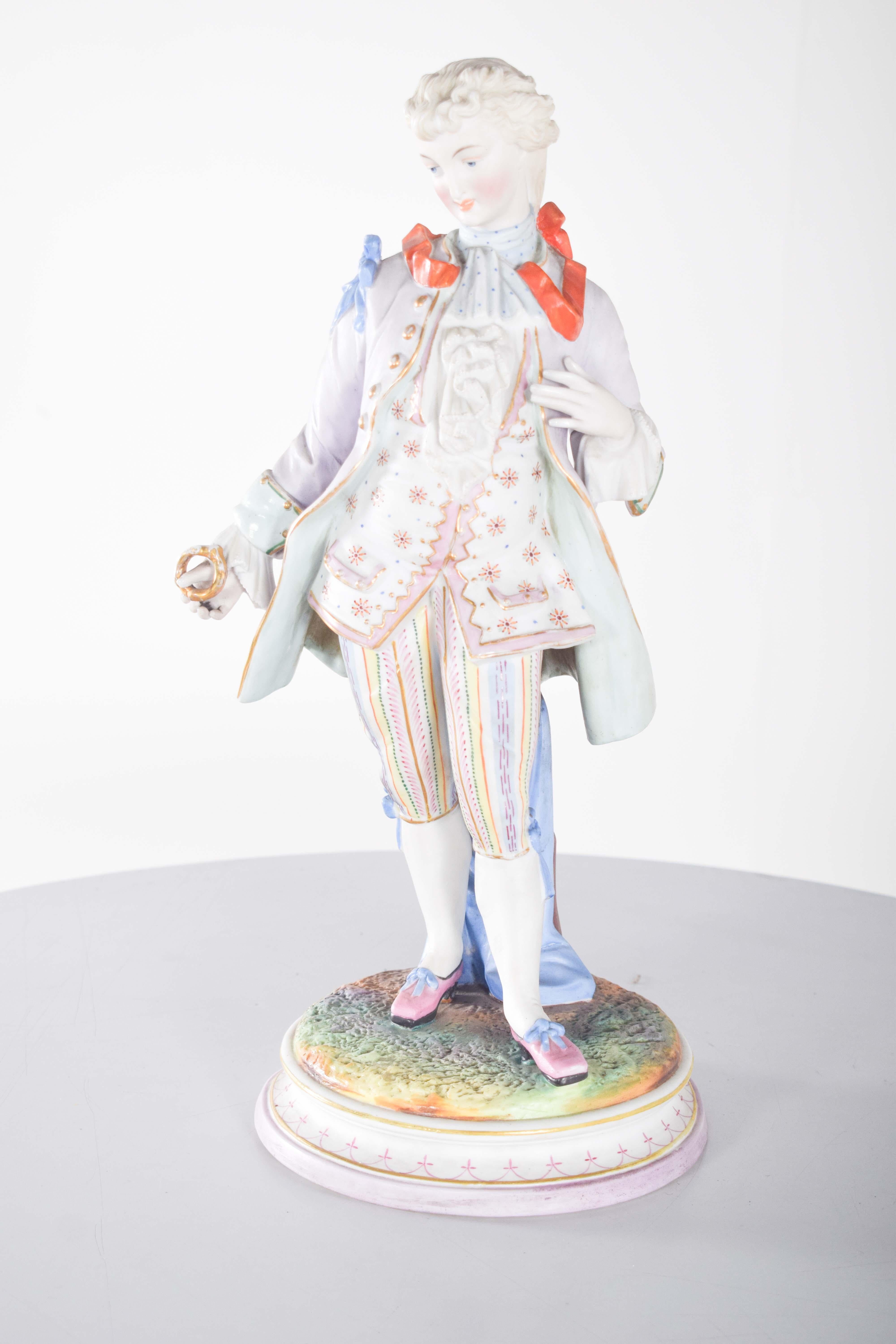 Coppia di sculture in porcellana di Dresden che rappresentano una dama e un gentiluomo dell'aristocrazia. Decorazione policroma e dorata, su porcellana bianca e base rotonda decorata in varie tonalità.
La donna è raffigurata con una postura