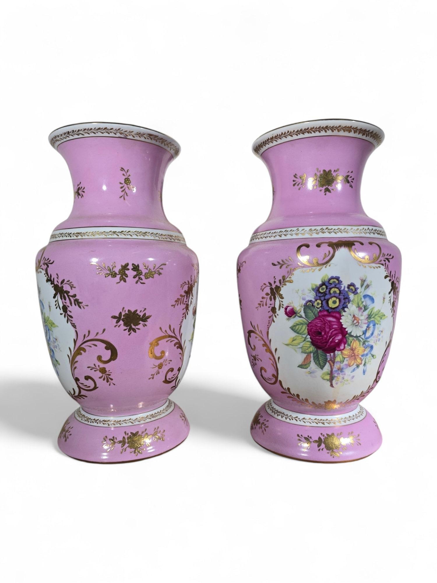Coppia di vasi di Dresden Porcelain
Un'elegante coppia di vasi in porcellana tedesca di Dresda, circa 1900, con il marchio RK. Questi vasi sono di squisita fattura e mostrano la raffinatezza e la maestria tipiche della Dresden Porcelain.

Entrambi i
