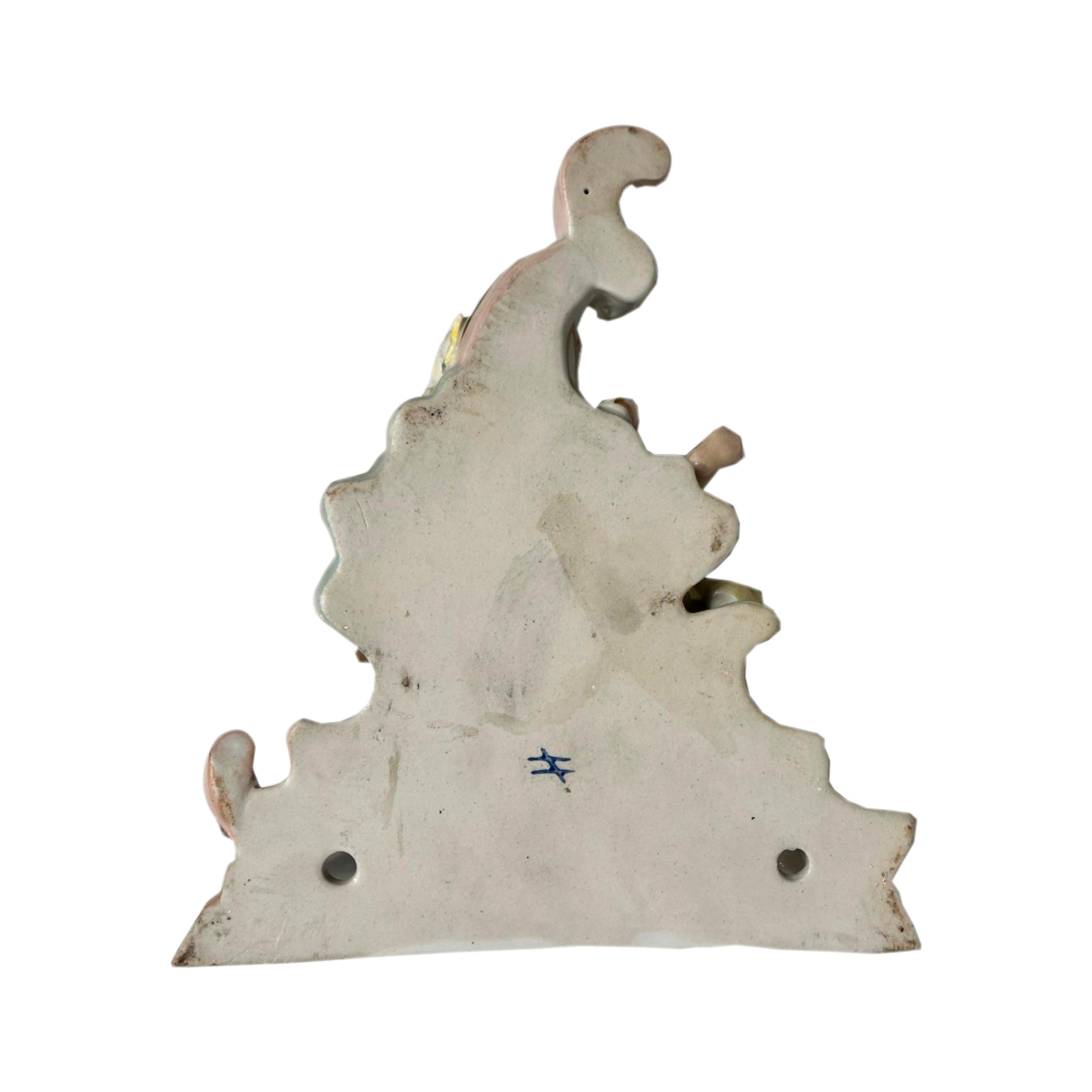 Tedesco Coppia di lampade da parete in porcellana di Dresden Sitzendorf. Germania, XIX secolo. in vendita