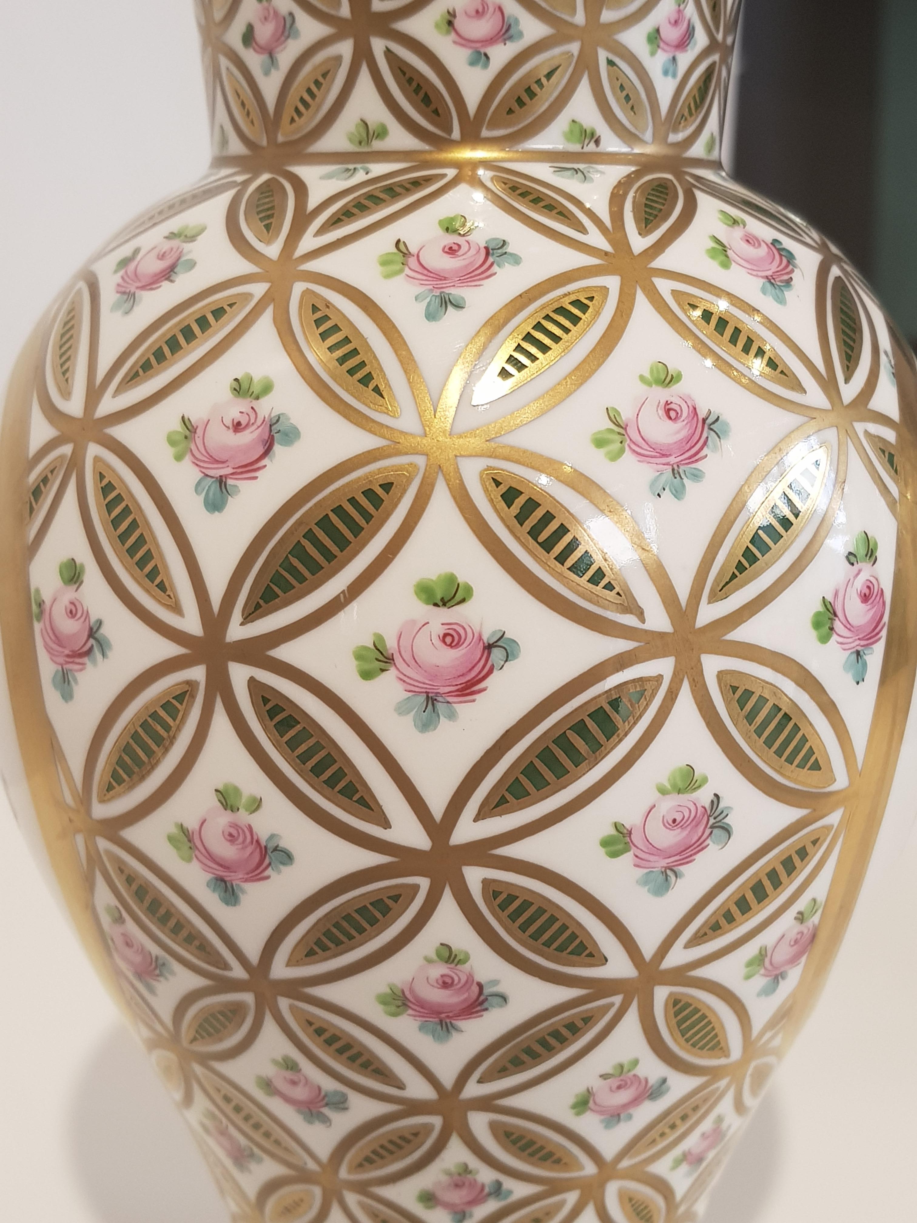 White and pure gold porcelain vases decorated with flowers 1970s Dresden  In Good Condition For Sale In Monza, IT