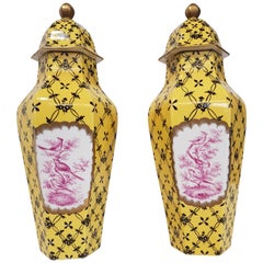 Vases couple en porcelaine jaune décorée en rose et noir des années 1970 Dresden Porcelain