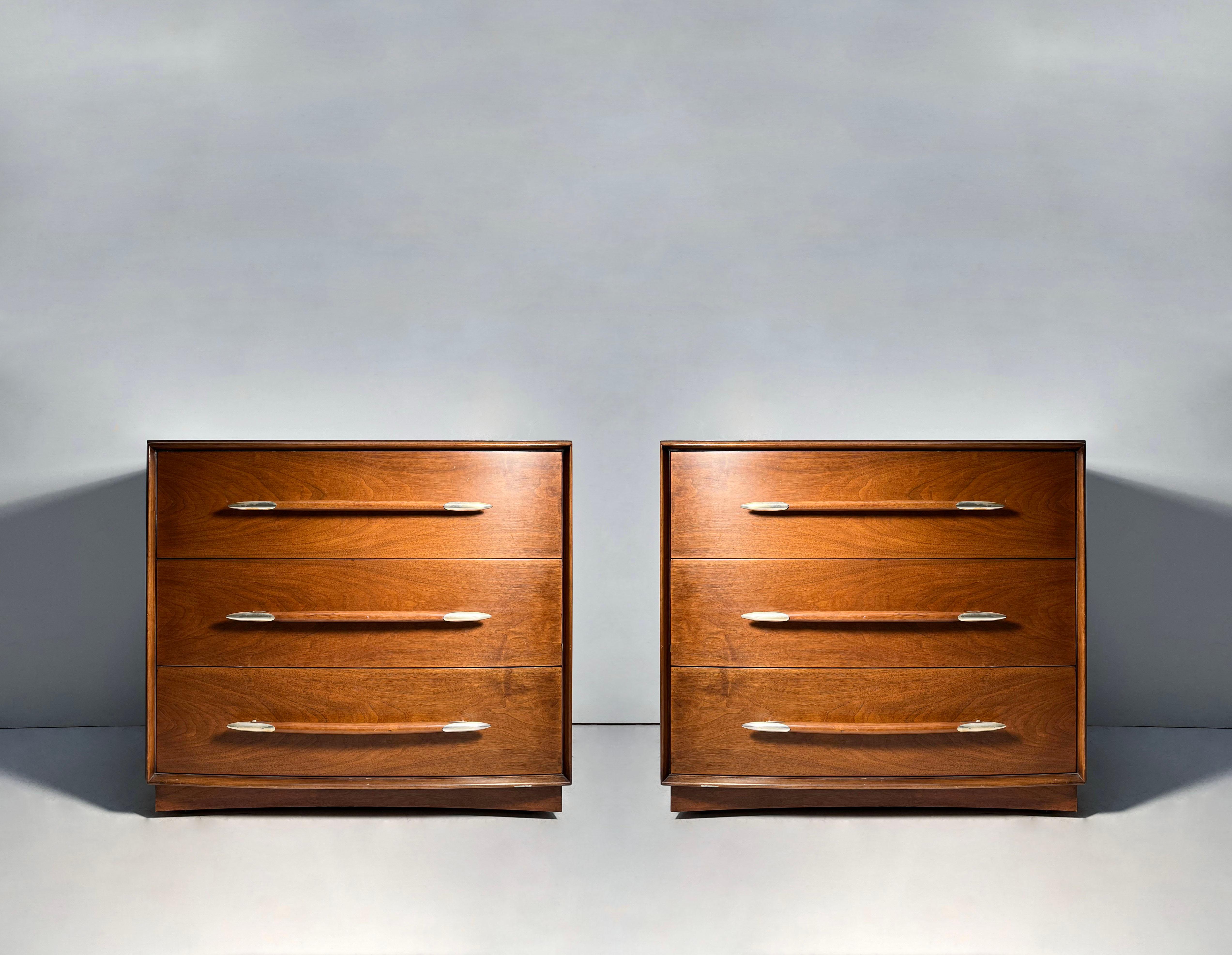 Coppia di comò di T.H. Robsjohn-Gibbings con aggiunta di un vanity complementare

Nel complesso, le condizioni sono buone. Alcuni segni di usura sulla finitura e sulle maniglie in metallo.

Richiedi ulteriori foto.
Si prega di richiedere il