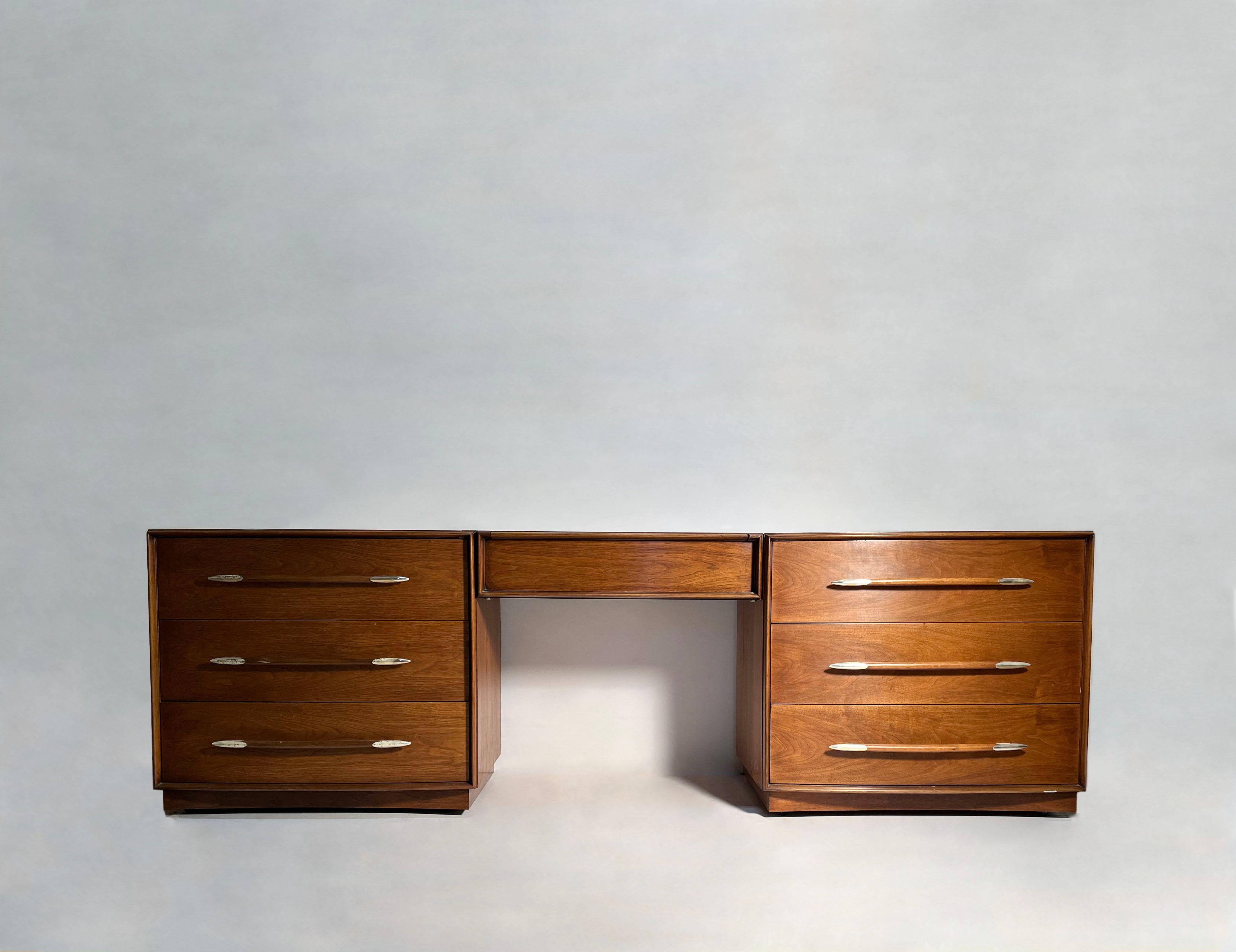 Mid-Century moderno Coppia di comò di T.H. Robsjohn-Gibbings con l'aggiunta di un Vanity in vendita