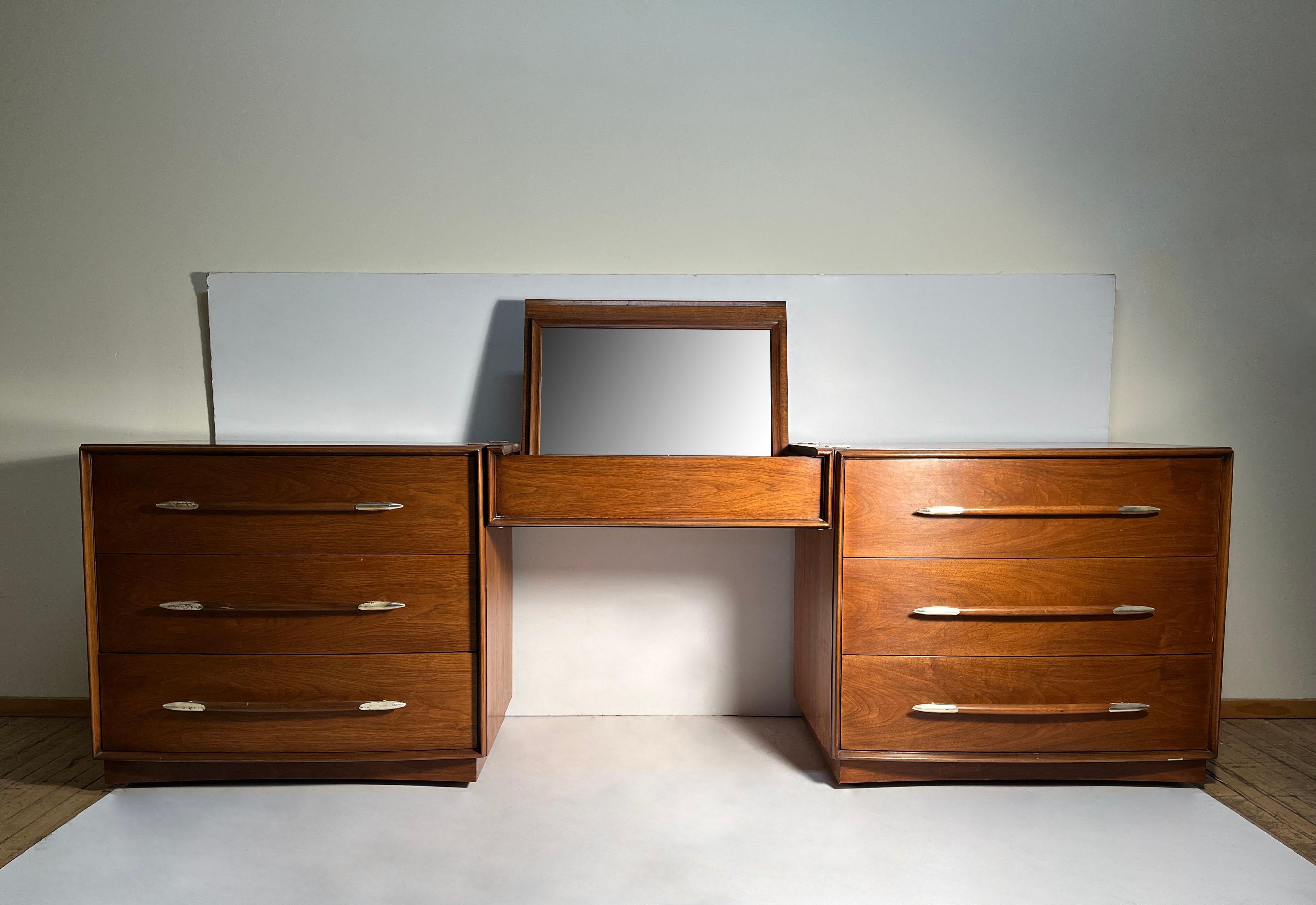 Americano Coppia di comò di T.H. Robsjohn-Gibbings con l'aggiunta di un Vanity in vendita