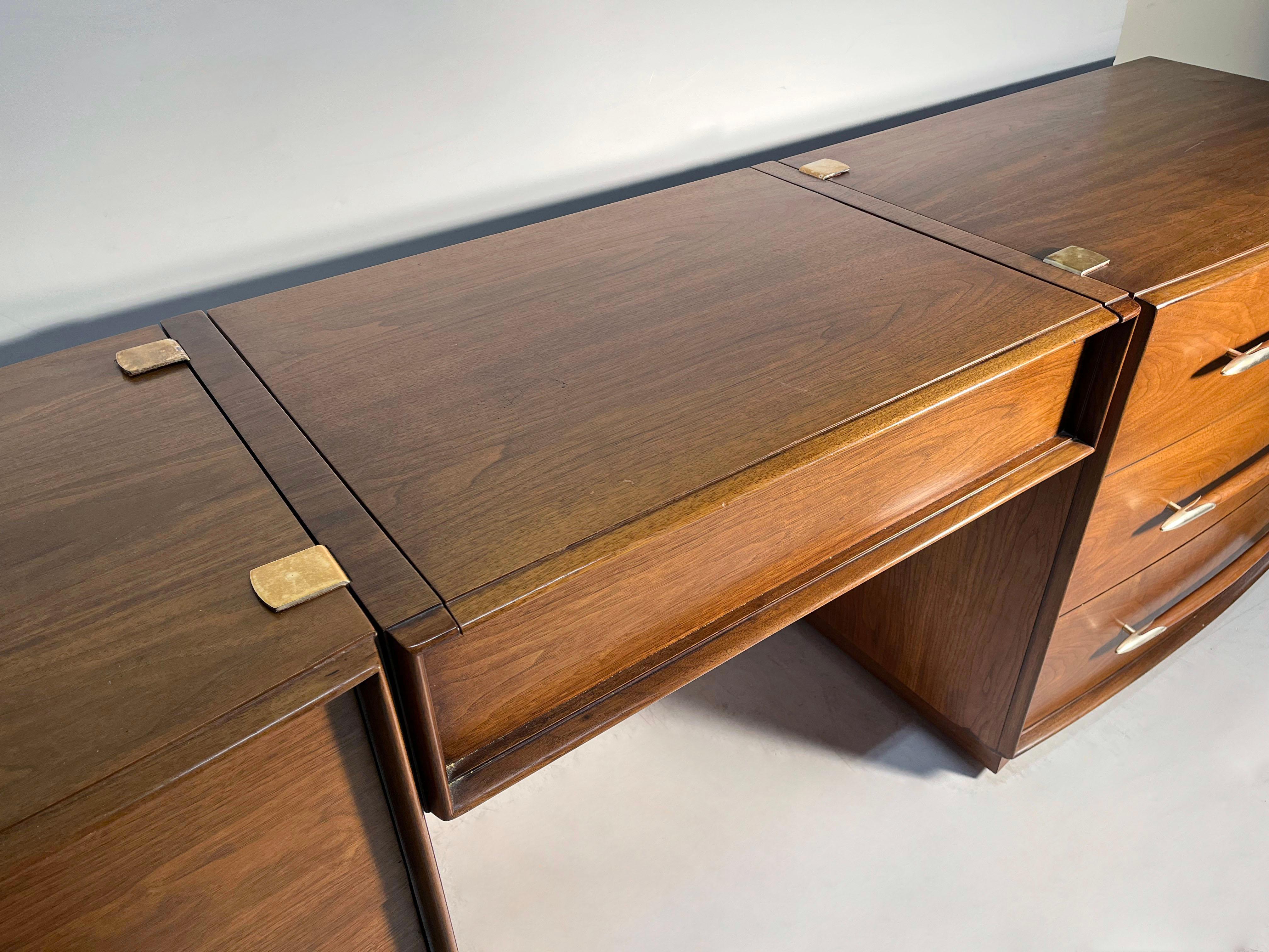 Coppia di comò di T.H. Robsjohn-Gibbings con l'aggiunta di un Vanity In condizioni buone in vendita a Chicago, IL