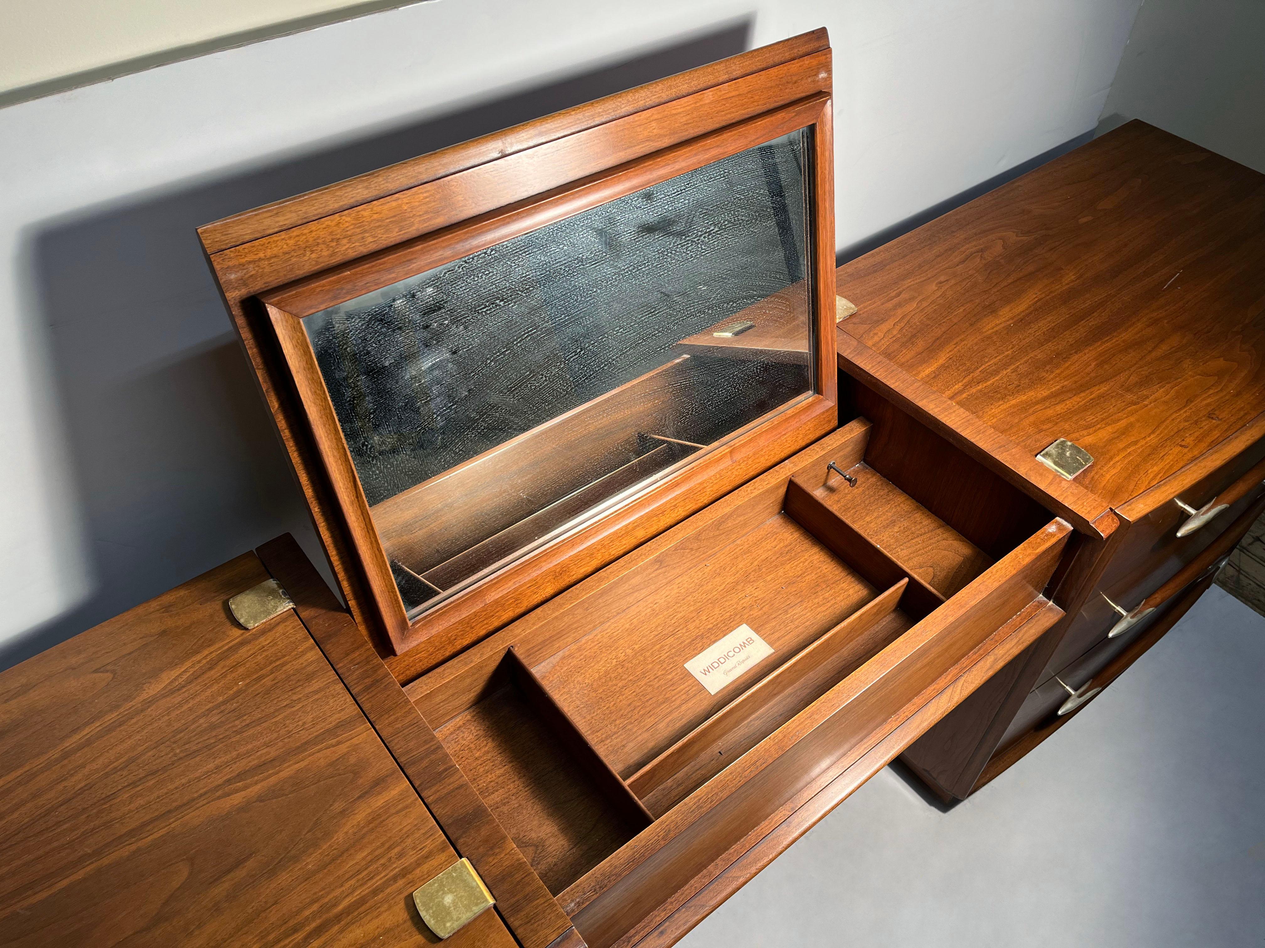 XX secolo Coppia di comò di T.H. Robsjohn-Gibbings con l'aggiunta di un Vanity in vendita