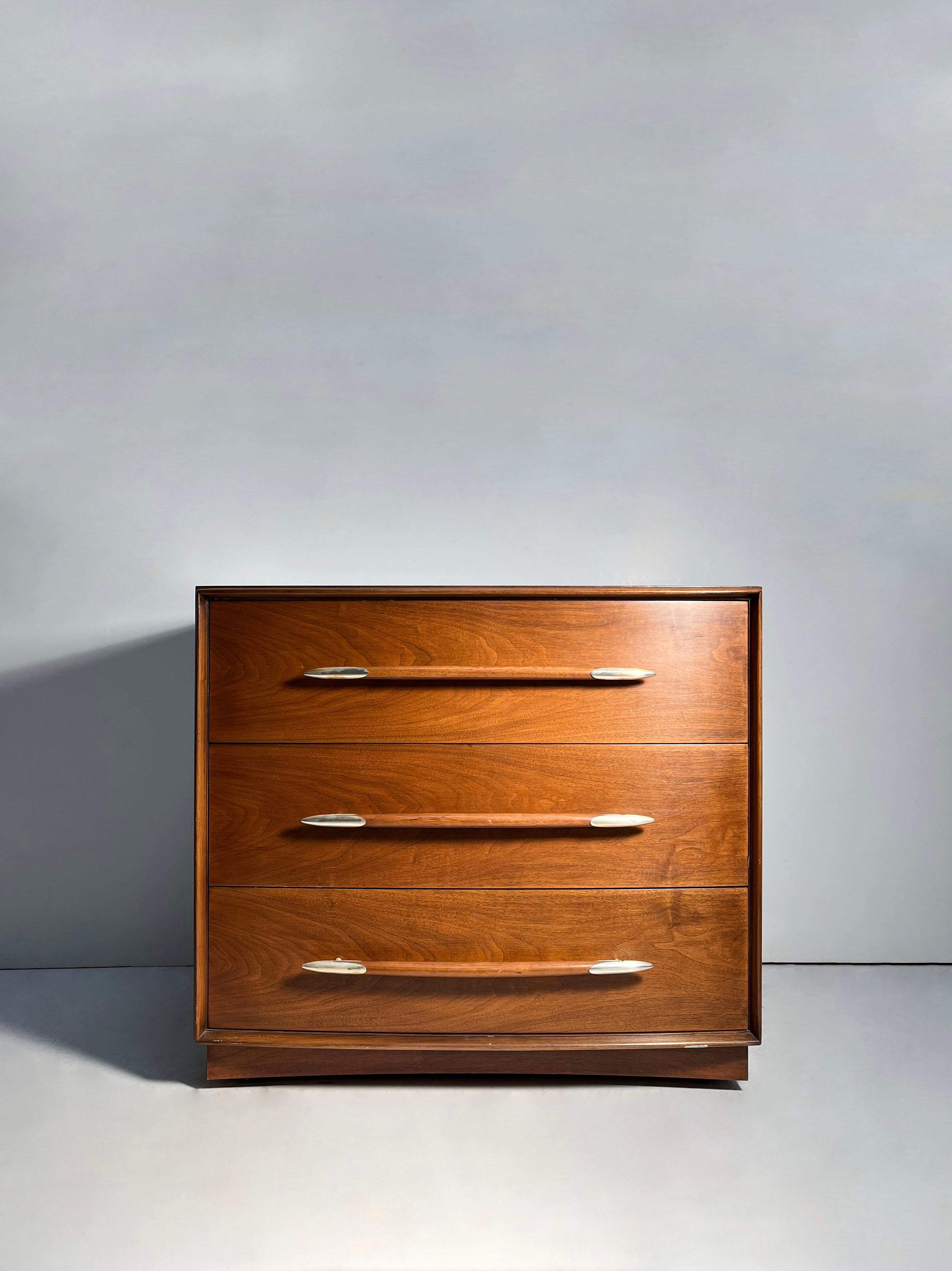 Legno Coppia di comò di T.H. Robsjohn-Gibbings con l'aggiunta di un Vanity in vendita