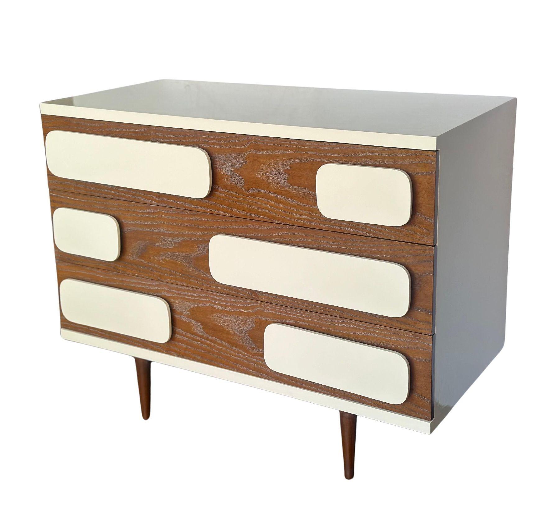 Fine del XX secolo Coppia di comò nello stile di Gio Ponti, ispirati al comò dell'Hotel Parco Dei Principi. Design elegante e moderna eleganza che riflette la raffinatezza della metà del secolo scorso.

Dimensioni:
H: 34,75