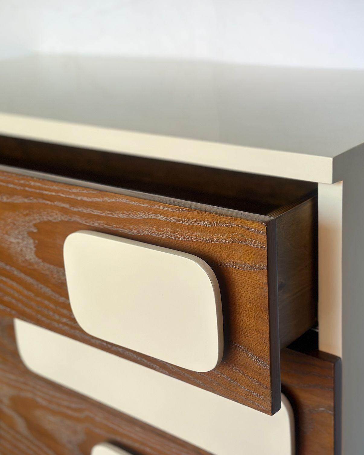 Italiano Coppia di cassettiere nello stile di Gio Ponti, modellate sul Parco Dei Principi in vendita