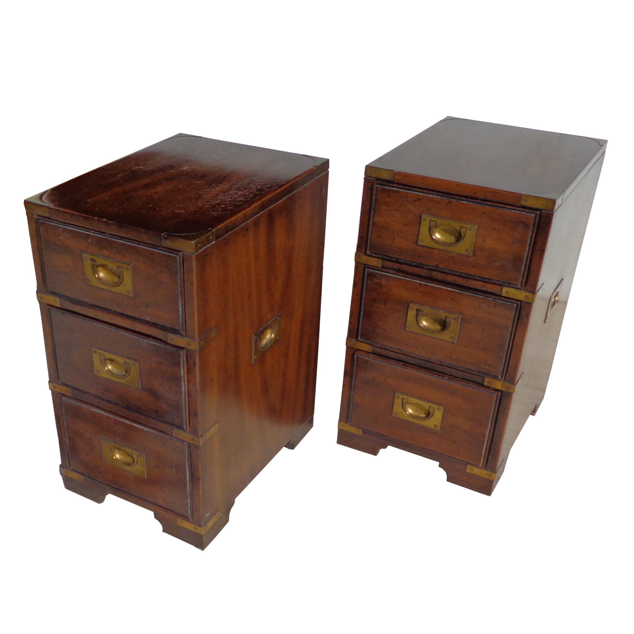 Pair of Drexel campaign cabinets nightstands

Campaign nightstands with recessed brass pulls and accents. Each with three dovetailed drawers. 

