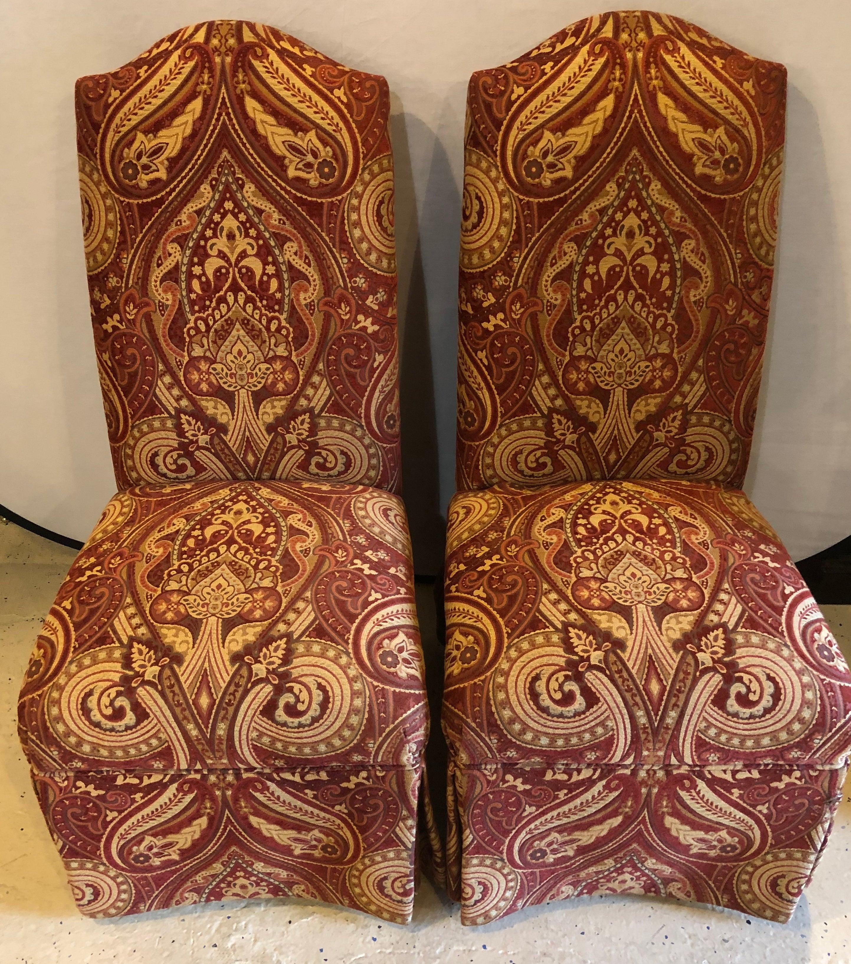Chaise d'appoint Drexel Heritage en Bourgogne et finement rembourrée, une paire 
Une paire élégante de chaises latérales Drexel Heritage qui sera parfaite dans un bureau ou utilisée comme chaise de bureau ou dans un salon. La paire de chaises
