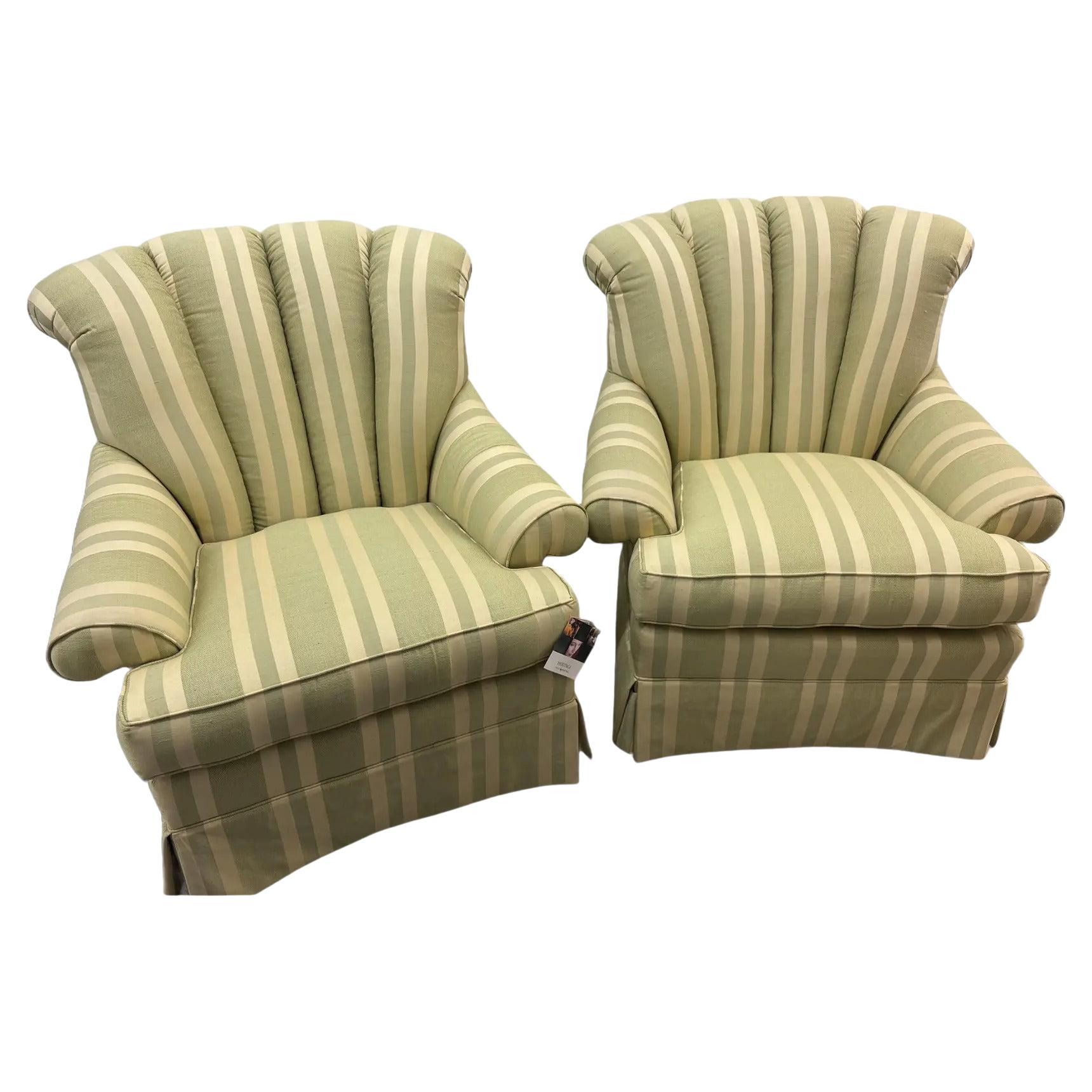 Paire de chaises longues à jupe rayée verte et crème de Drexel Heritage