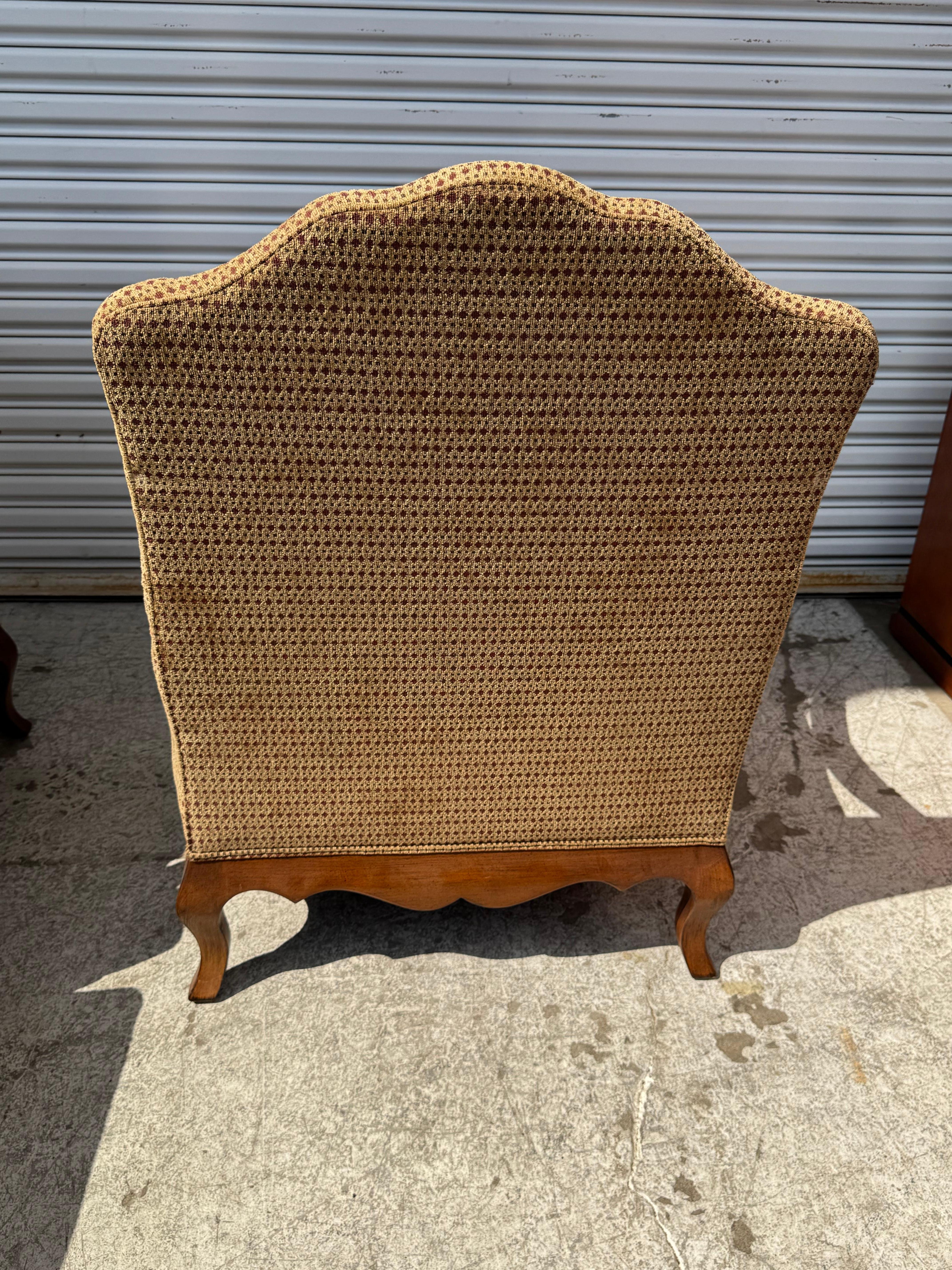 Cette paire de bergères joliment tapissées est fabriquée par la Drexel Heritage Furniture Company. Ils  sont fabriqués dans le style provincial français.
Ils sont dotés d'accoudoirs rembourrés pour plus de confort.
Les pieds et la base des chaises