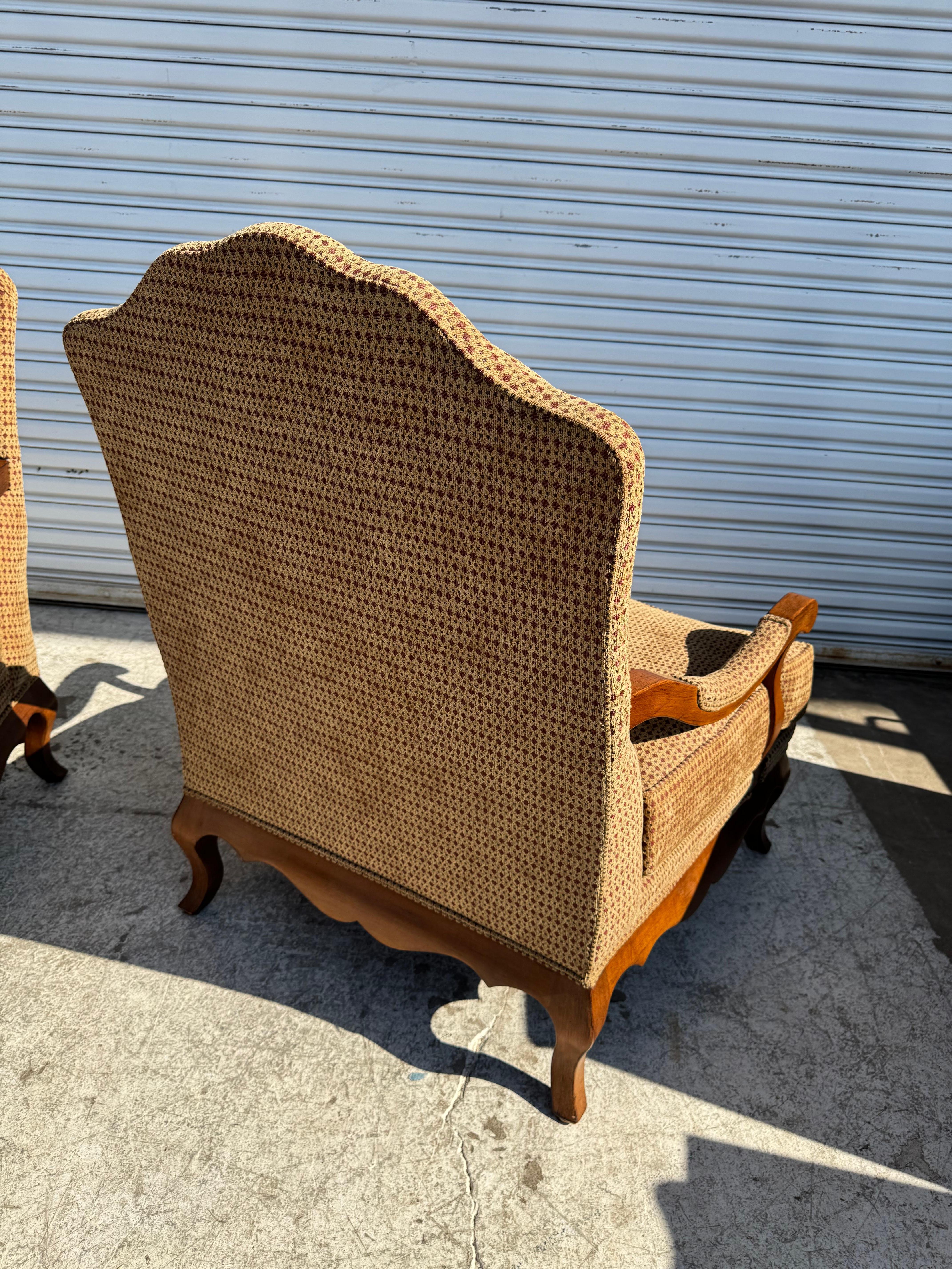 Américain Paire de bergères surdimensionnées Drexel Heritage entièrement tapissées avec pouf en vente