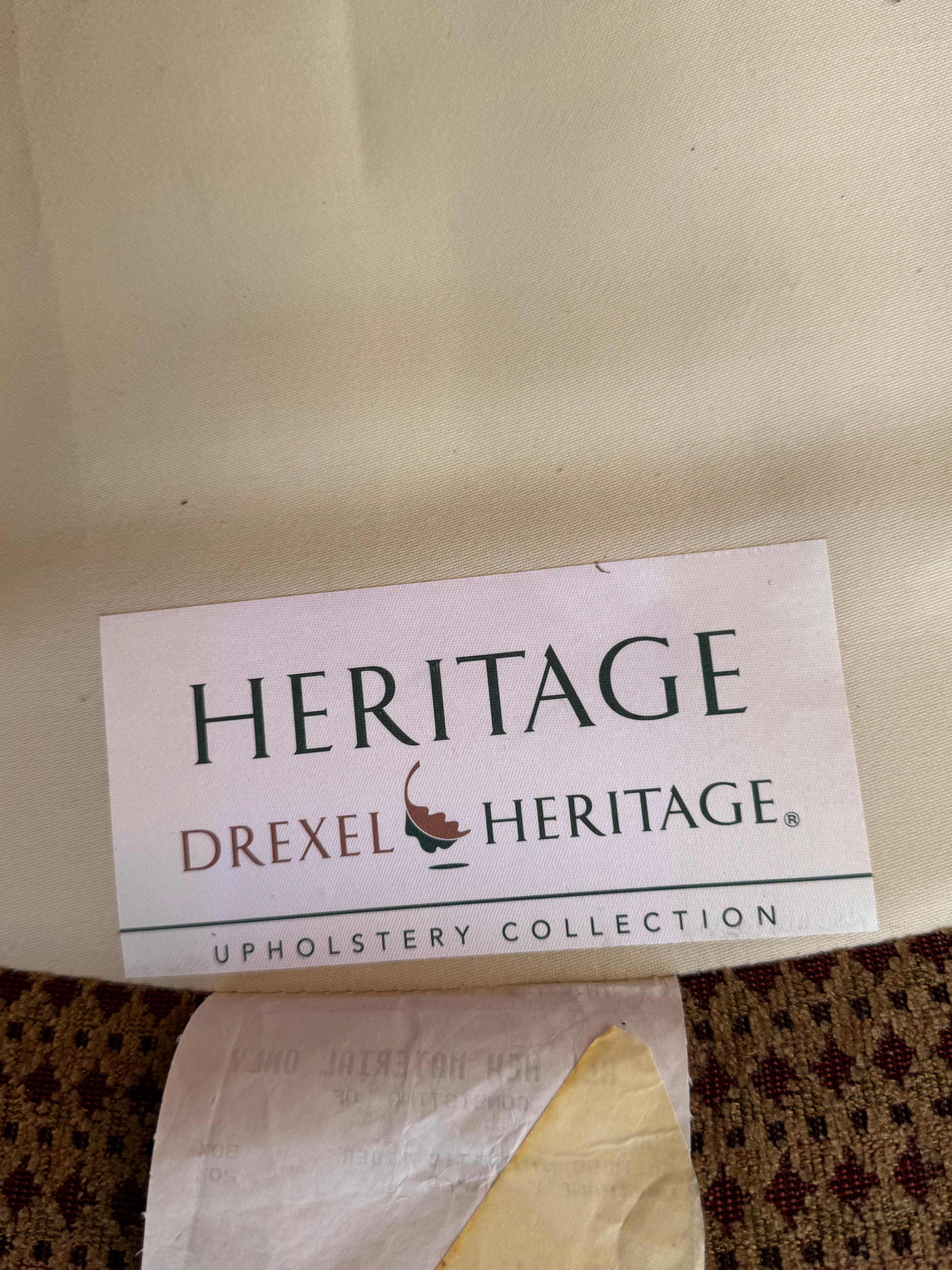 Provincial français Paire de bergères surdimensionnées Drexel Heritage entièrement tapissées avec pouf en vente