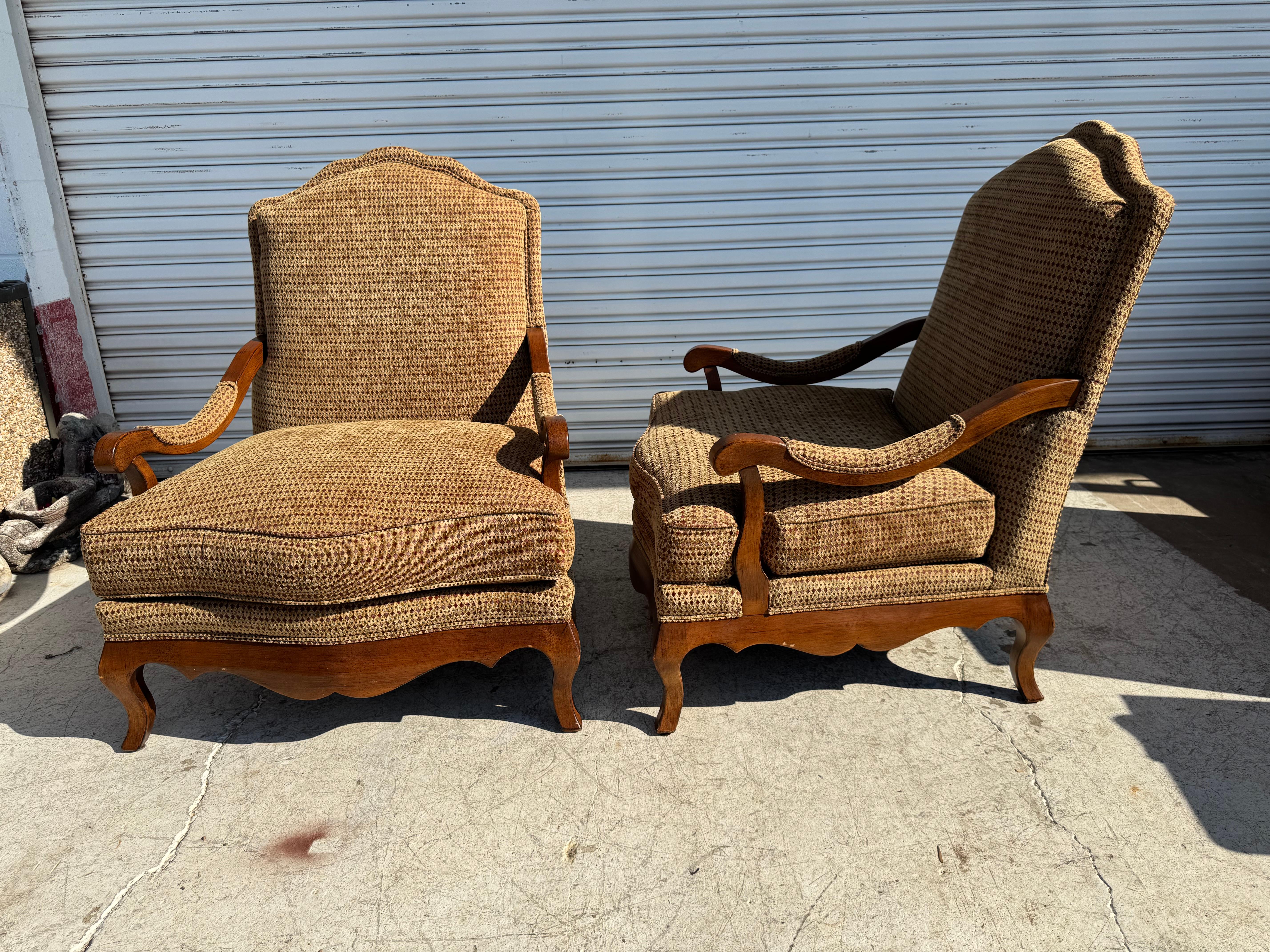 Paire de bergères surdimensionnées Drexel Heritage entièrement tapissées avec pouf Bon état - En vente à Pasadena, TX
