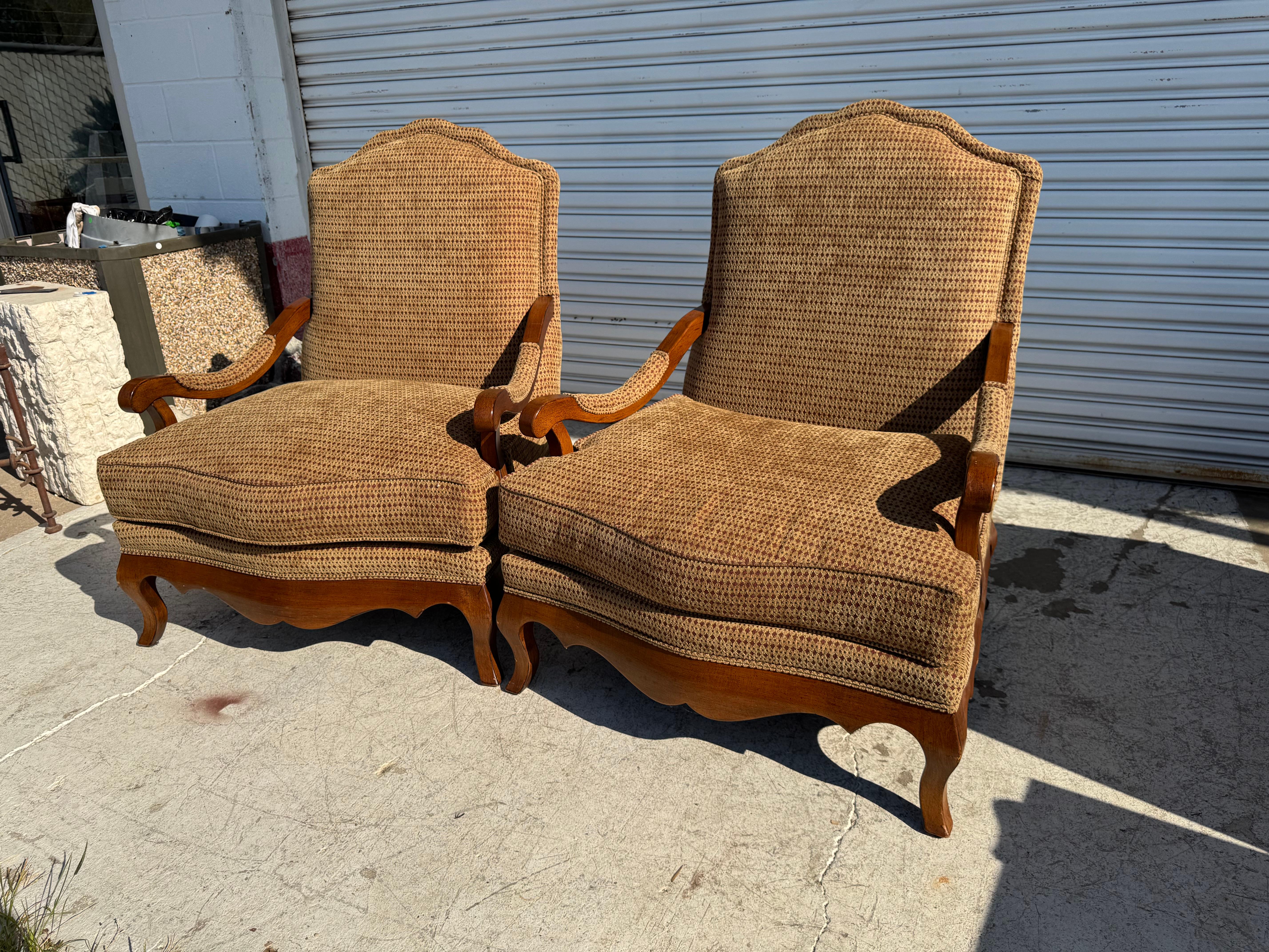 20ième siècle Paire de bergères surdimensionnées Drexel Heritage entièrement tapissées avec pouf en vente