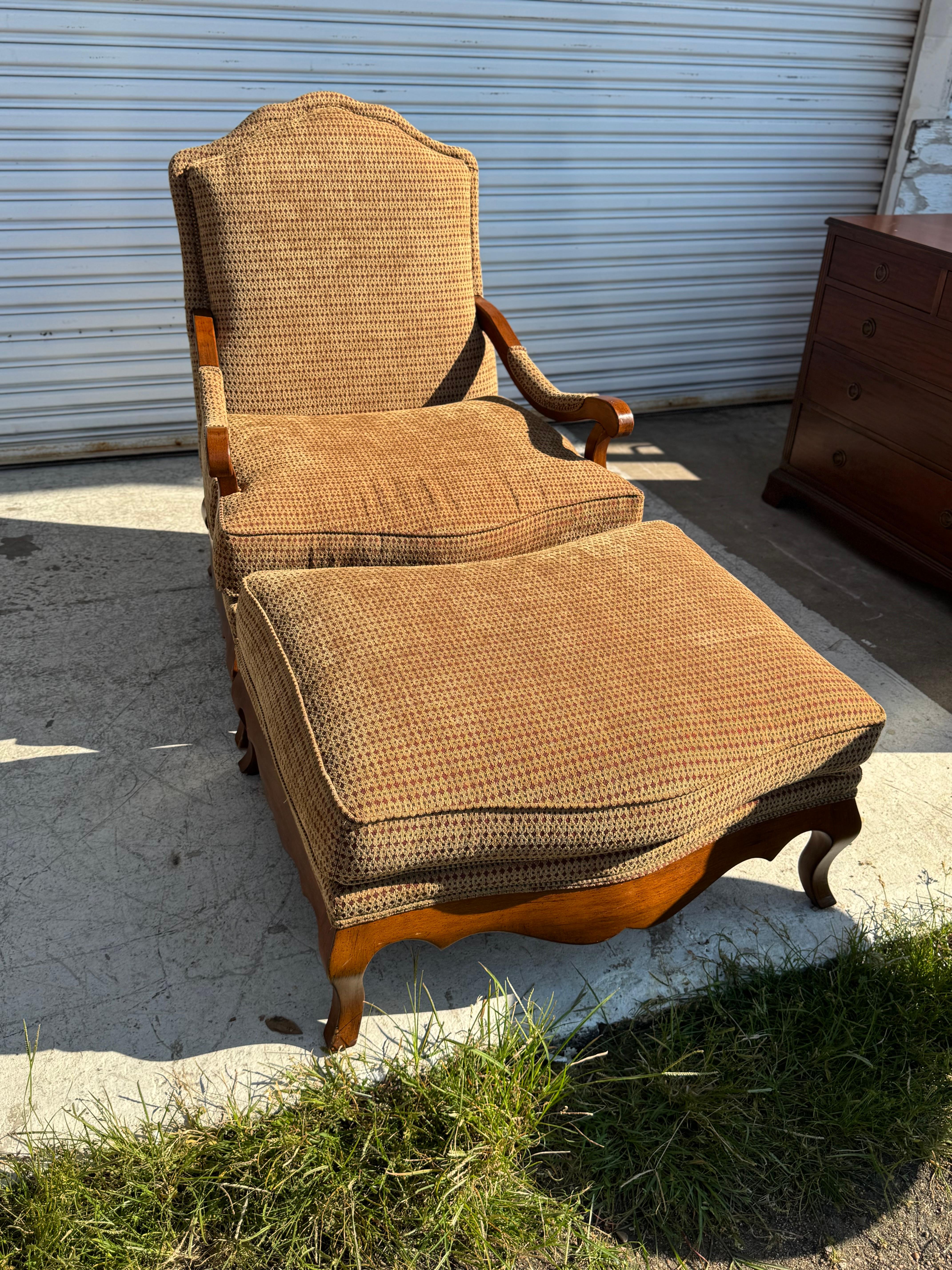 Tissu Paire de bergères surdimensionnées Drexel Heritage entièrement tapissées avec pouf en vente
