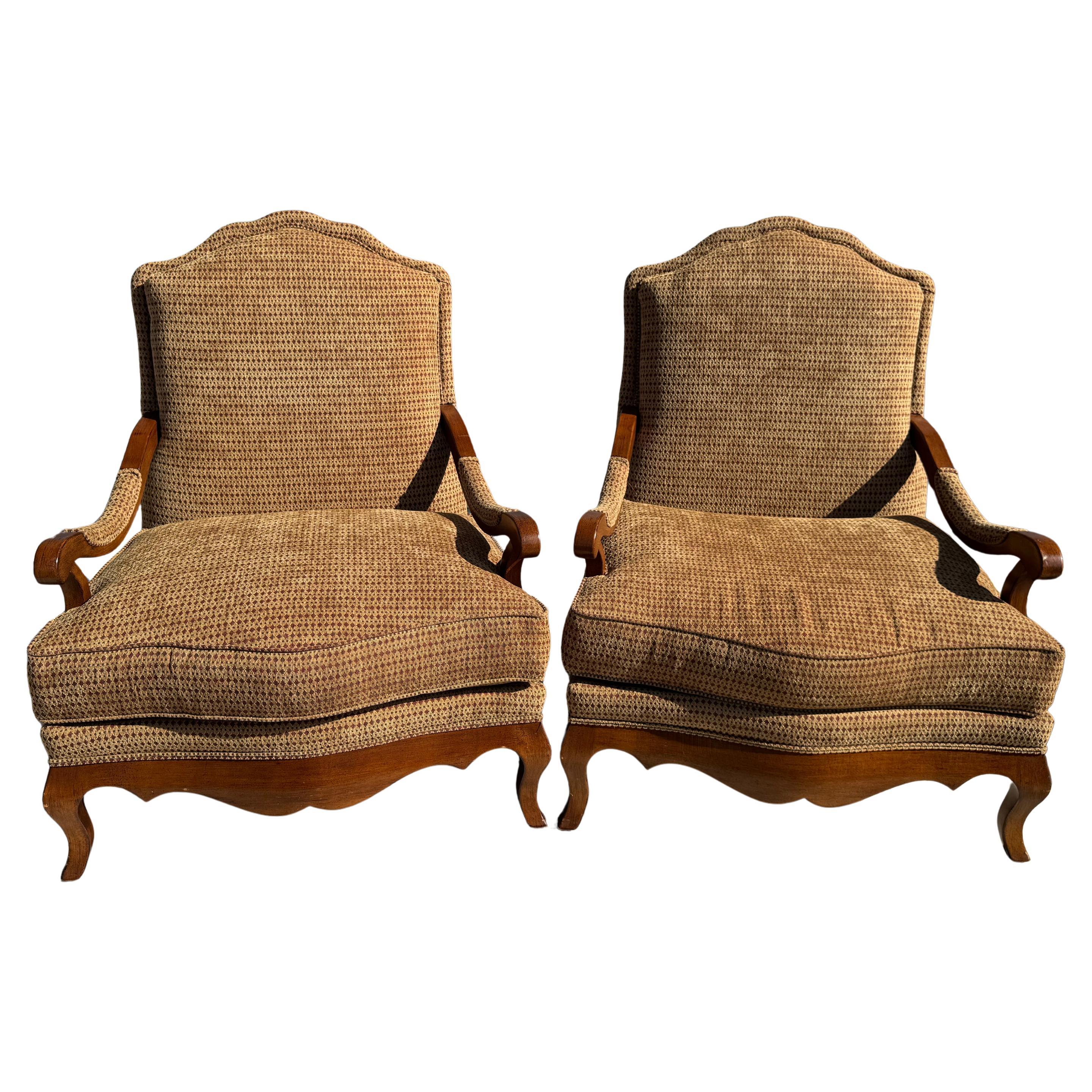 Paire de bergères surdimensionnées Drexel Heritage entièrement tapissées avec pouf en vente