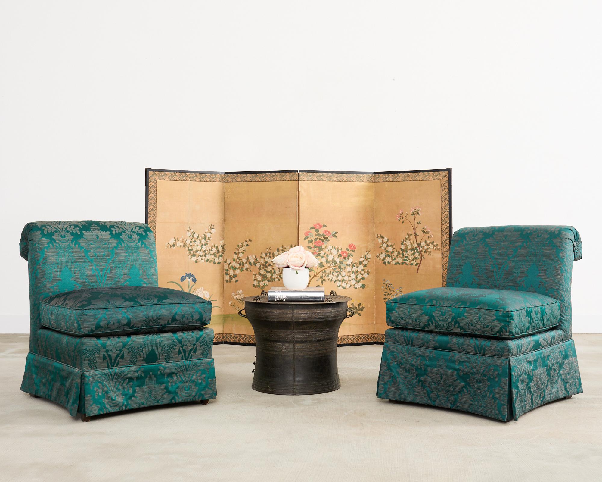 Festive paire de chaises pantoufles vert émeraude foncé fabriquées dans le style Hollywood Regency par Frederick Edward, une division de Drexel Heritage. La paire la plus proche a des sièges et des teintes légèrement différents, ce qui est difficile