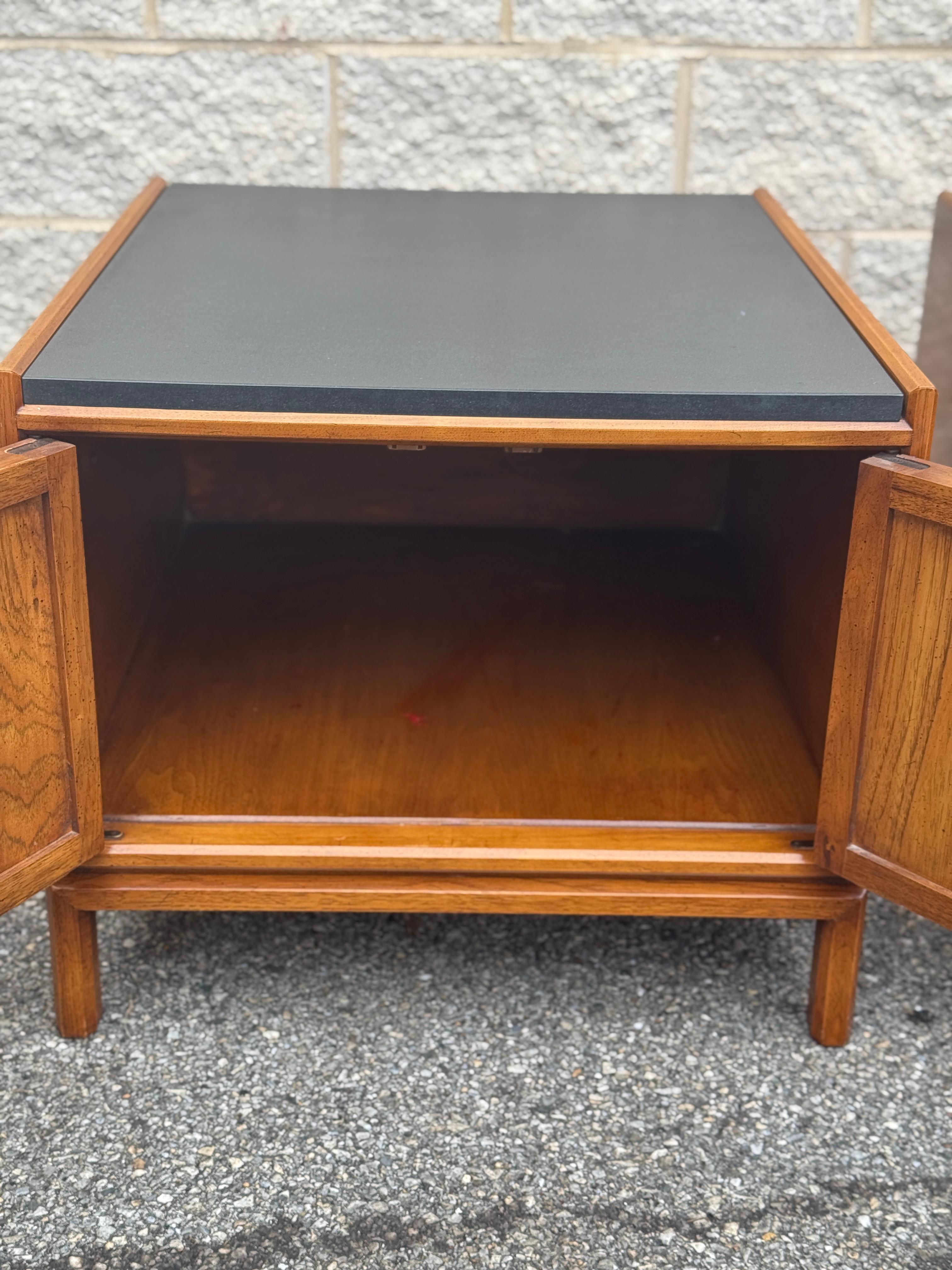 Paar Drexel Heritage Nachttische aus Nussbaum mit geschnitzten Türen und Schieferplatten im Angebot 3