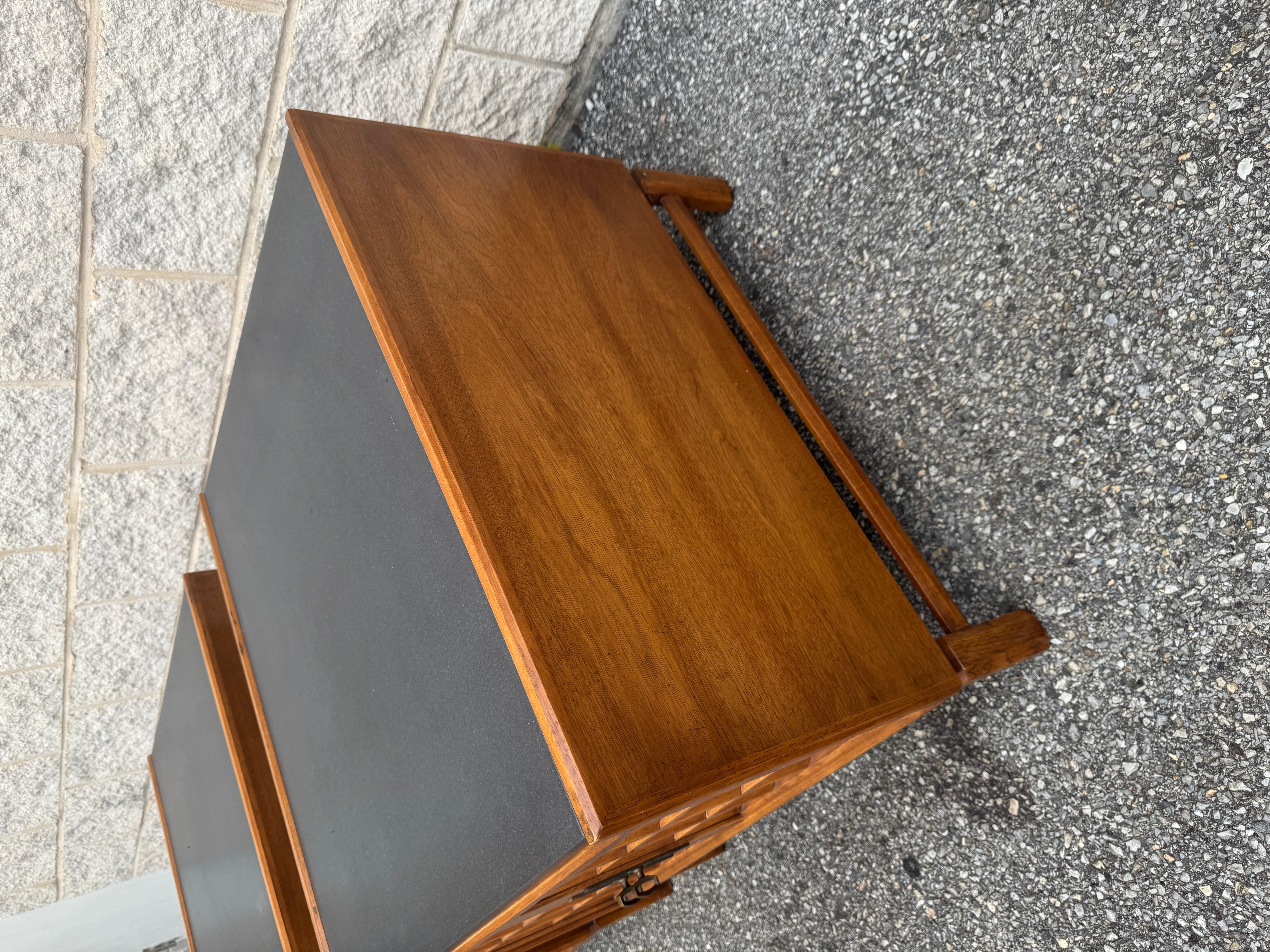 Paar Drexel Heritage Nachttische aus Nussbaum mit geschnitzten Türen und Schieferplatten im Angebot 5
