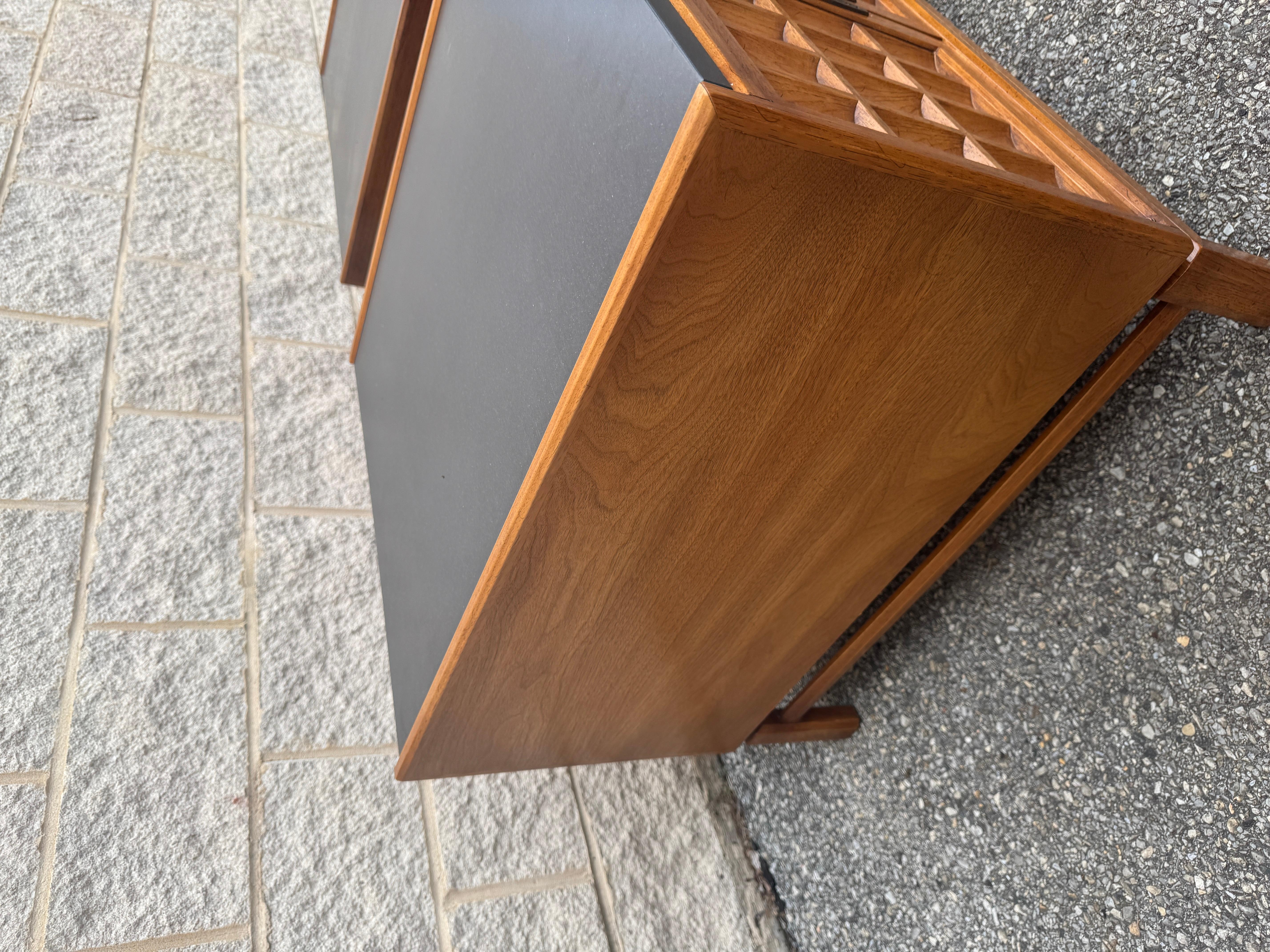 Paar Drexel Heritage Nachttische aus Nussbaum mit geschnitzten Türen und Schieferplatten im Angebot 8