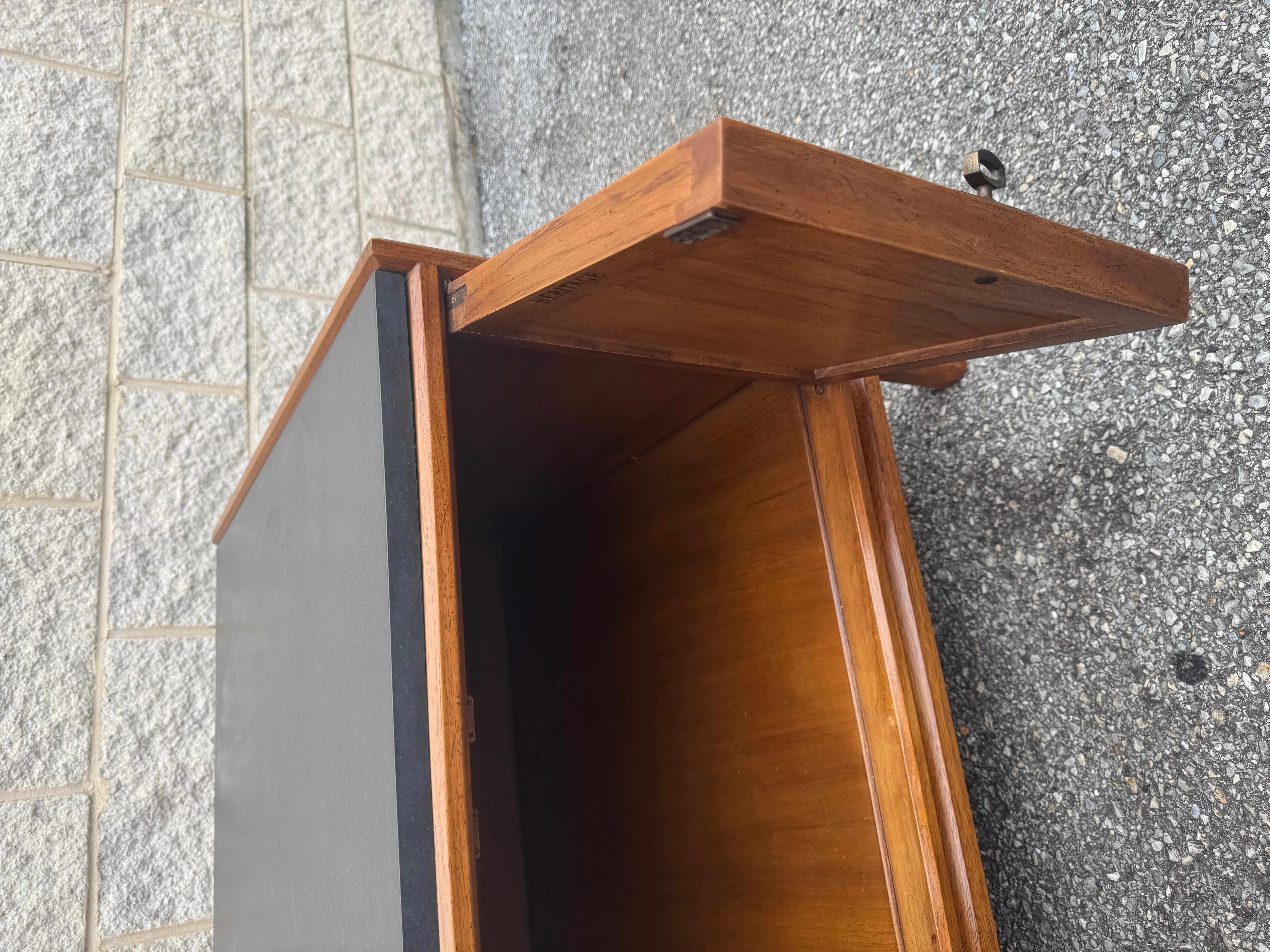 Paar Drexel Heritage Nachttische aus Nussbaum mit geschnitzten Türen und Schieferplatten im Angebot 11