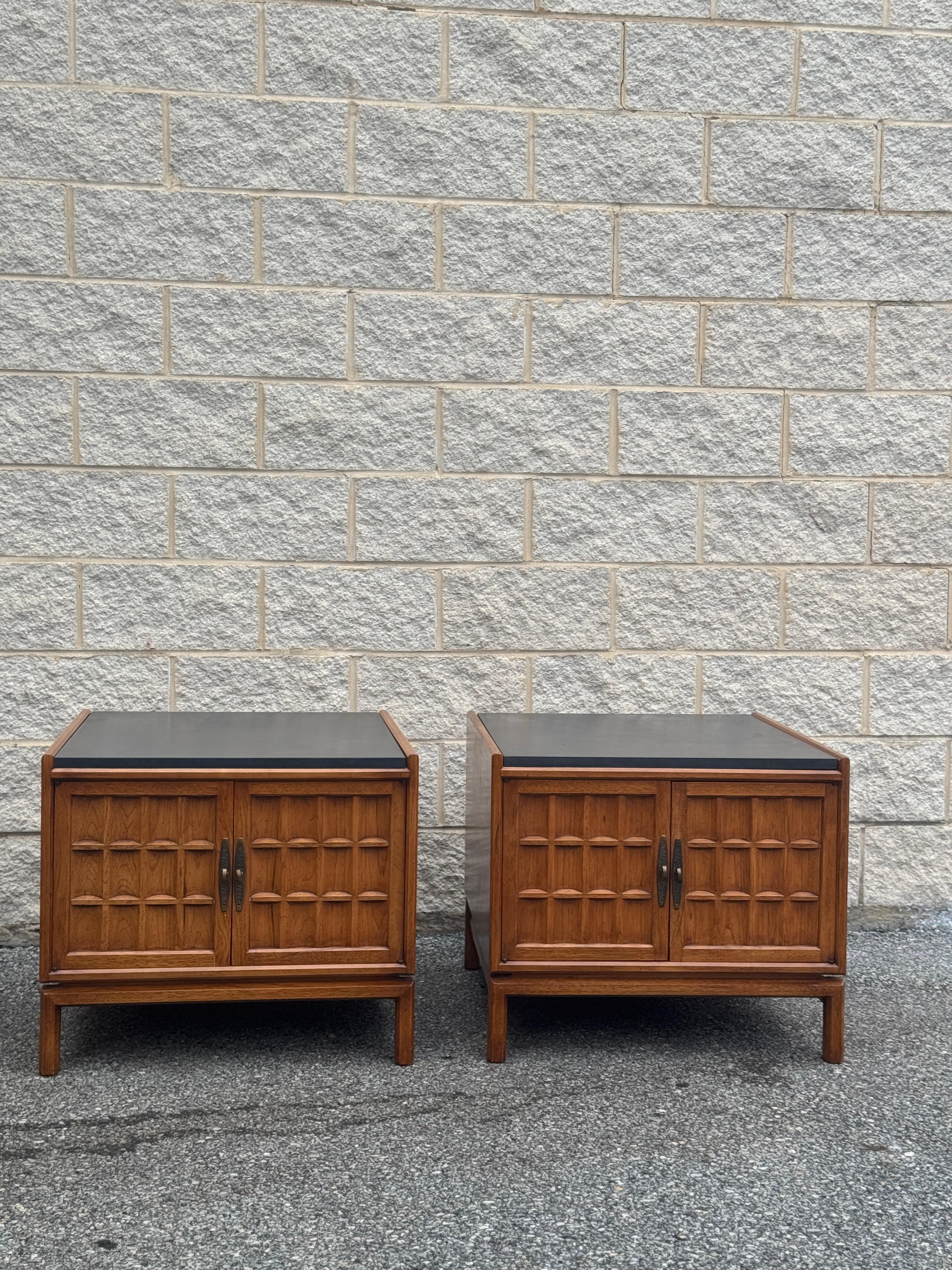 Ein Paar Nachttische im Vintage-Stil von Drexel Heritage.
Jeder Schrank öffnet sich zu einem großen Innenlager. Vielseitig einsetzbar als Nachttisch oder Beistelltisch.
