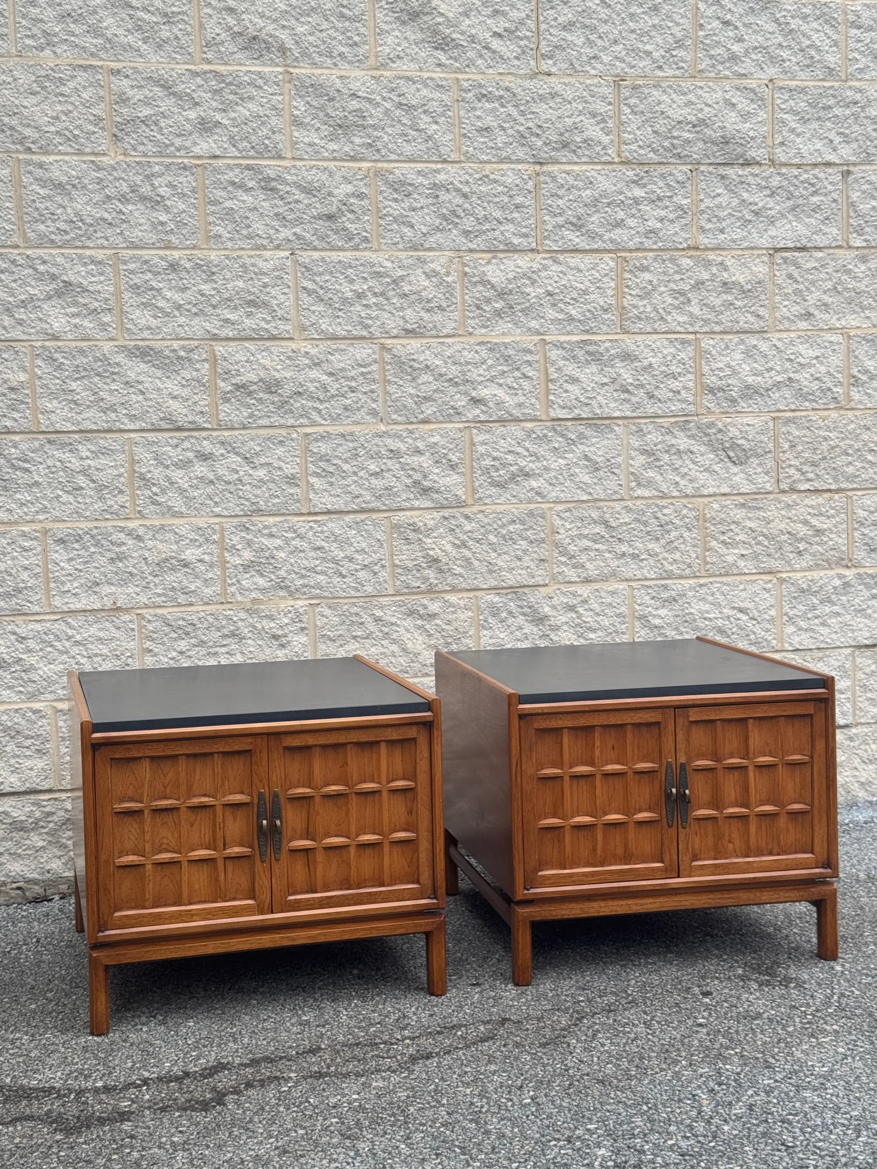 Paar Drexel Heritage Nachttische aus Nussbaum mit geschnitzten Türen und Schieferplatten (Moderne der Mitte des Jahrhunderts) im Angebot