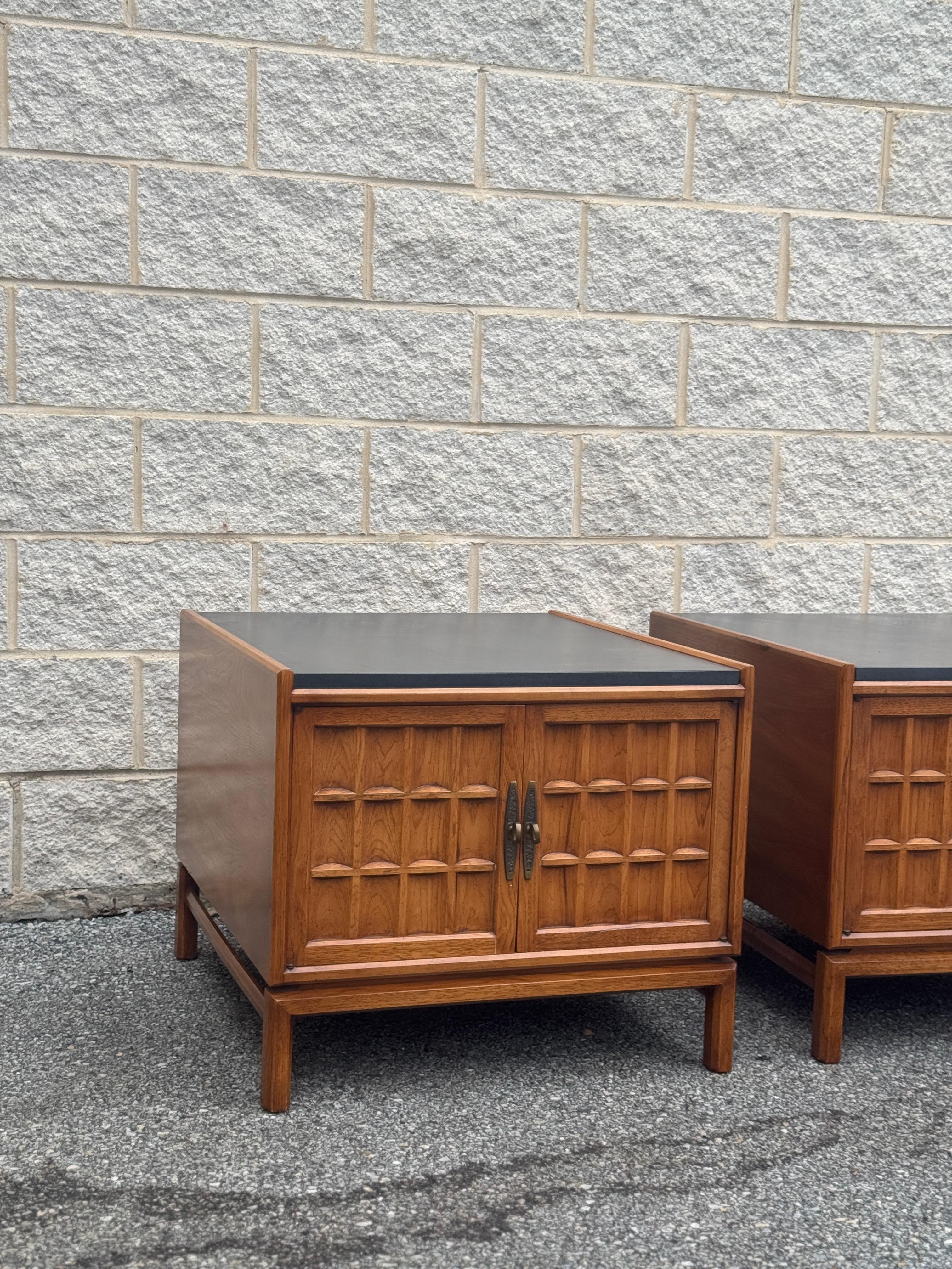 Paar Drexel Heritage Nachttische aus Nussbaum mit geschnitzten Türen und Schieferplatten (amerikanisch) im Angebot
