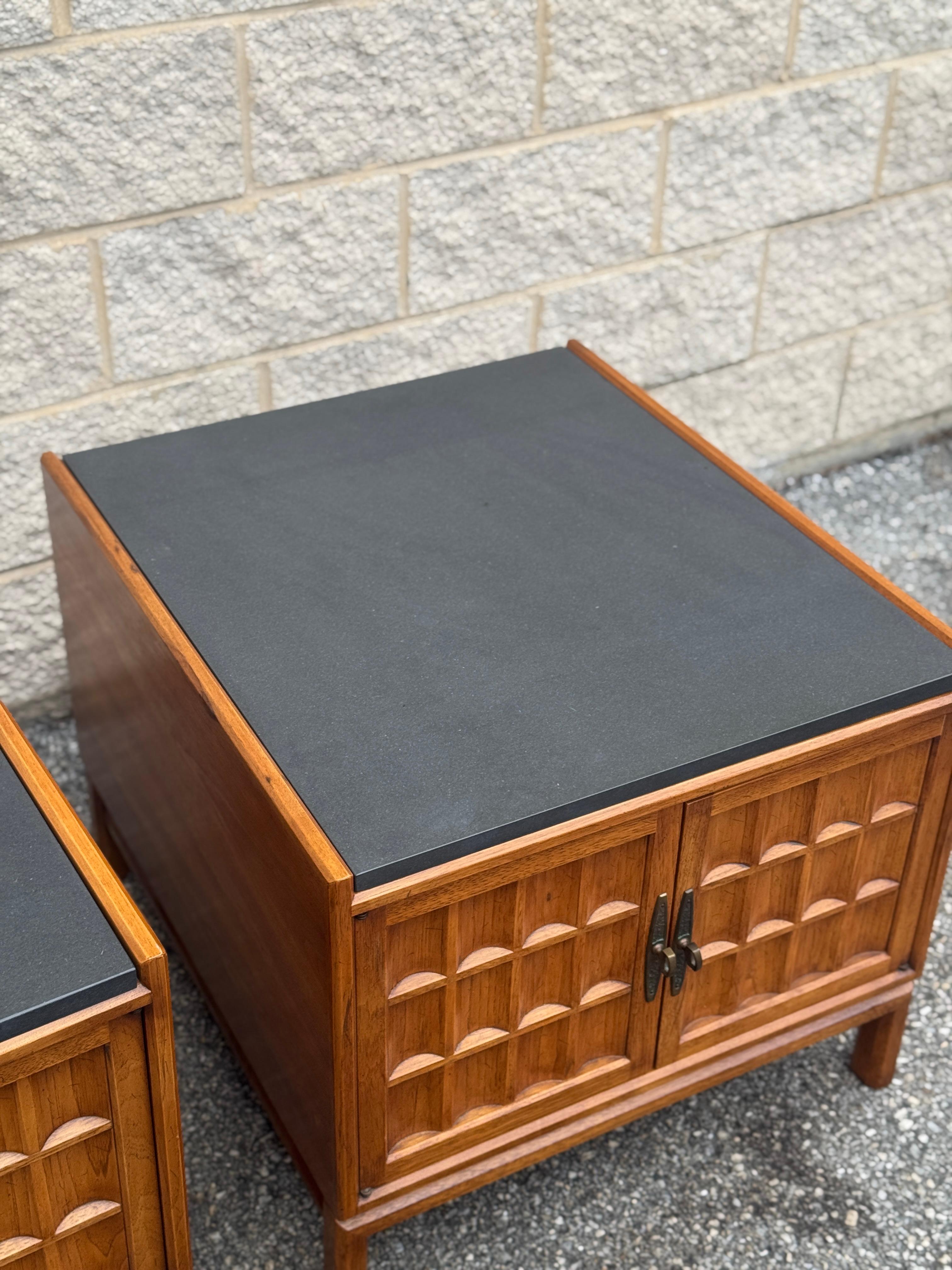 Paar Drexel Heritage Nachttische aus Nussbaum mit geschnitzten Türen und Schieferplatten (20. Jahrhundert) im Angebot