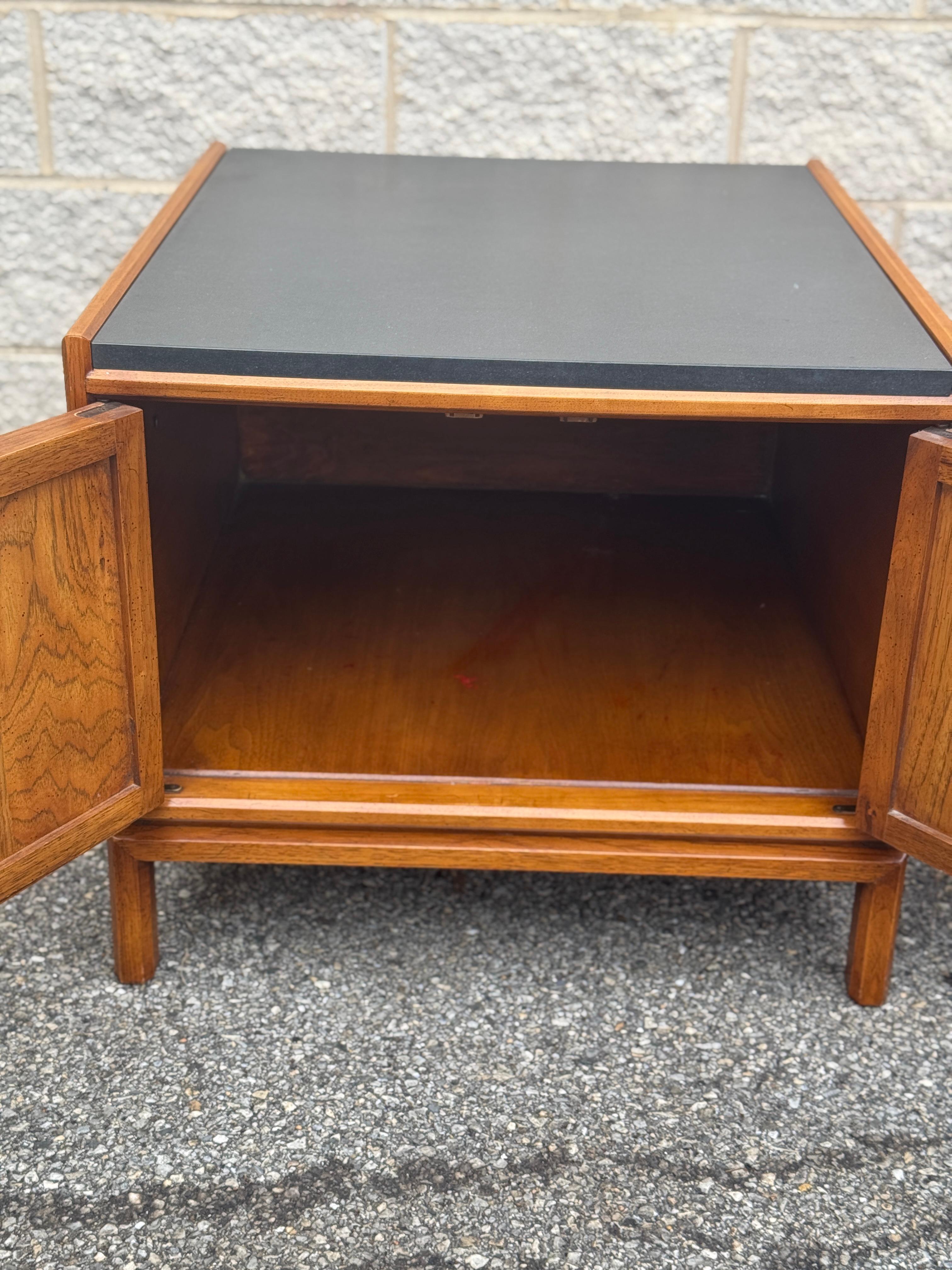 Paar Drexel Heritage Nachttische aus Nussbaum mit geschnitzten Türen und Schieferplatten (Walnuss) im Angebot