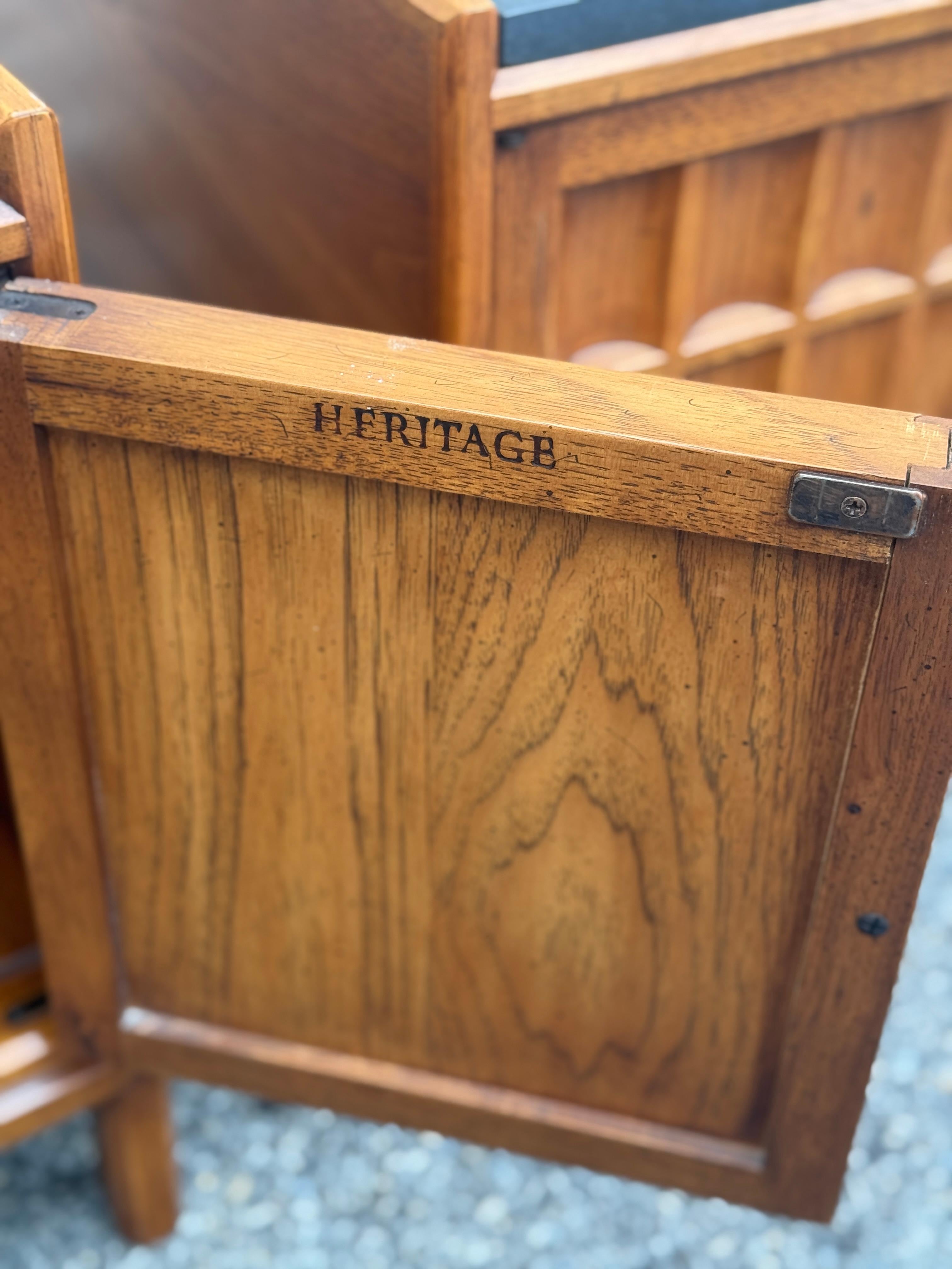 Paar Drexel Heritage Nachttische aus Nussbaum mit geschnitzten Türen und Schieferplatten im Angebot 1