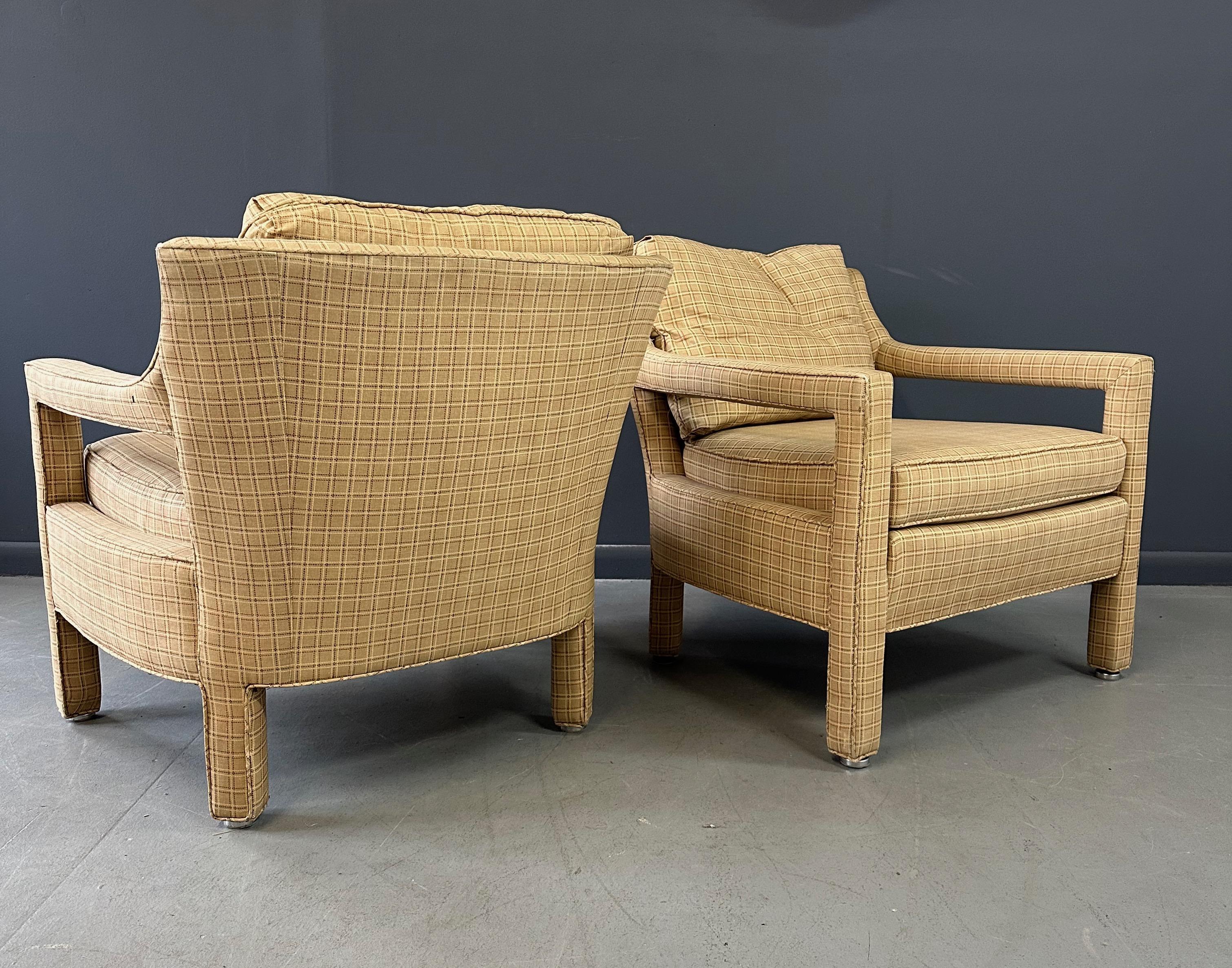 Pareja de Sillas Drexel Estilo Parson con Respaldos Curvilíneos Mediados de Siglo siglo XX en venta