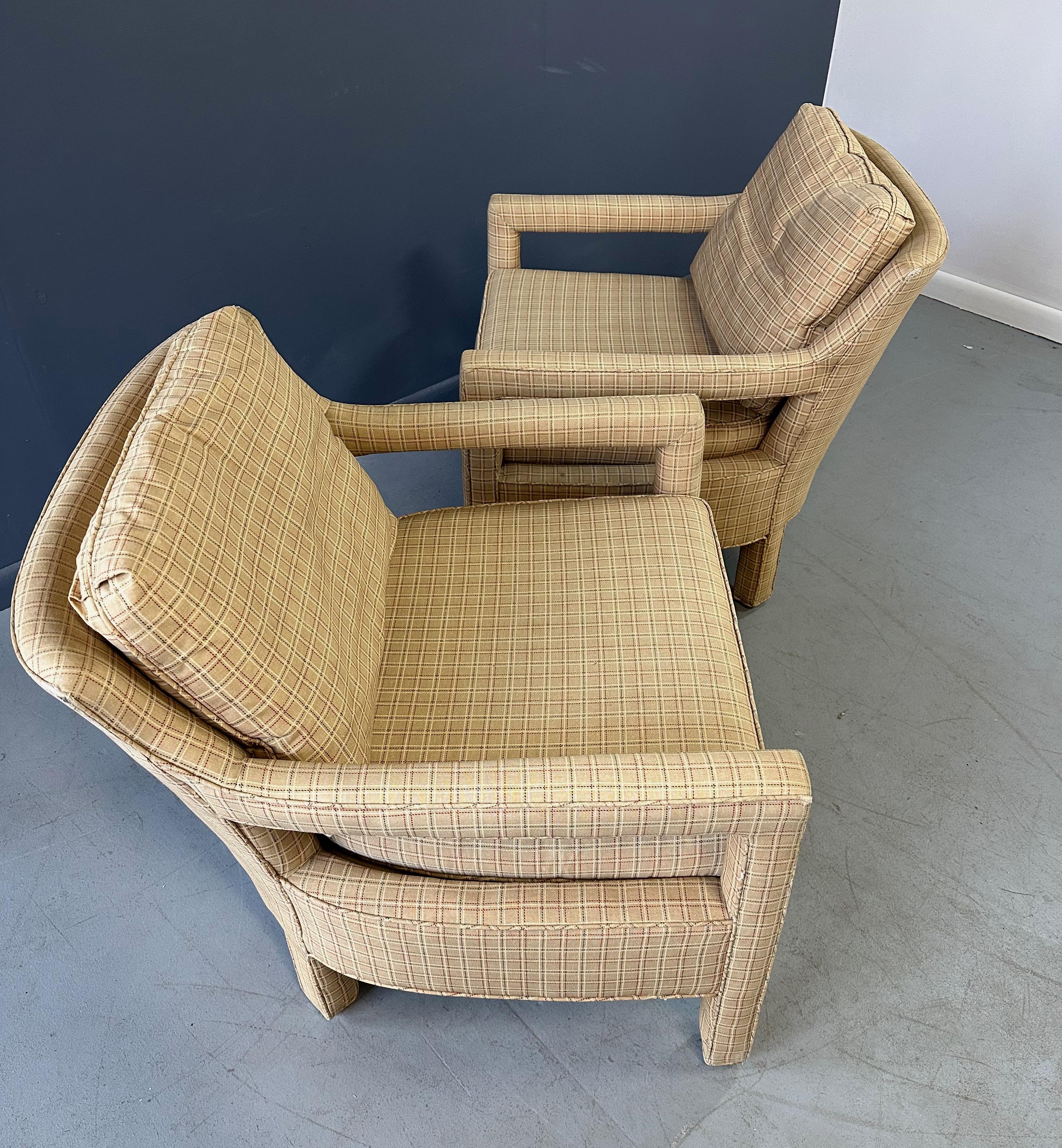 Pareja de Sillas Drexel Estilo Parson con Respaldos Curvilíneos Mediados de Siglo Tapicería en venta