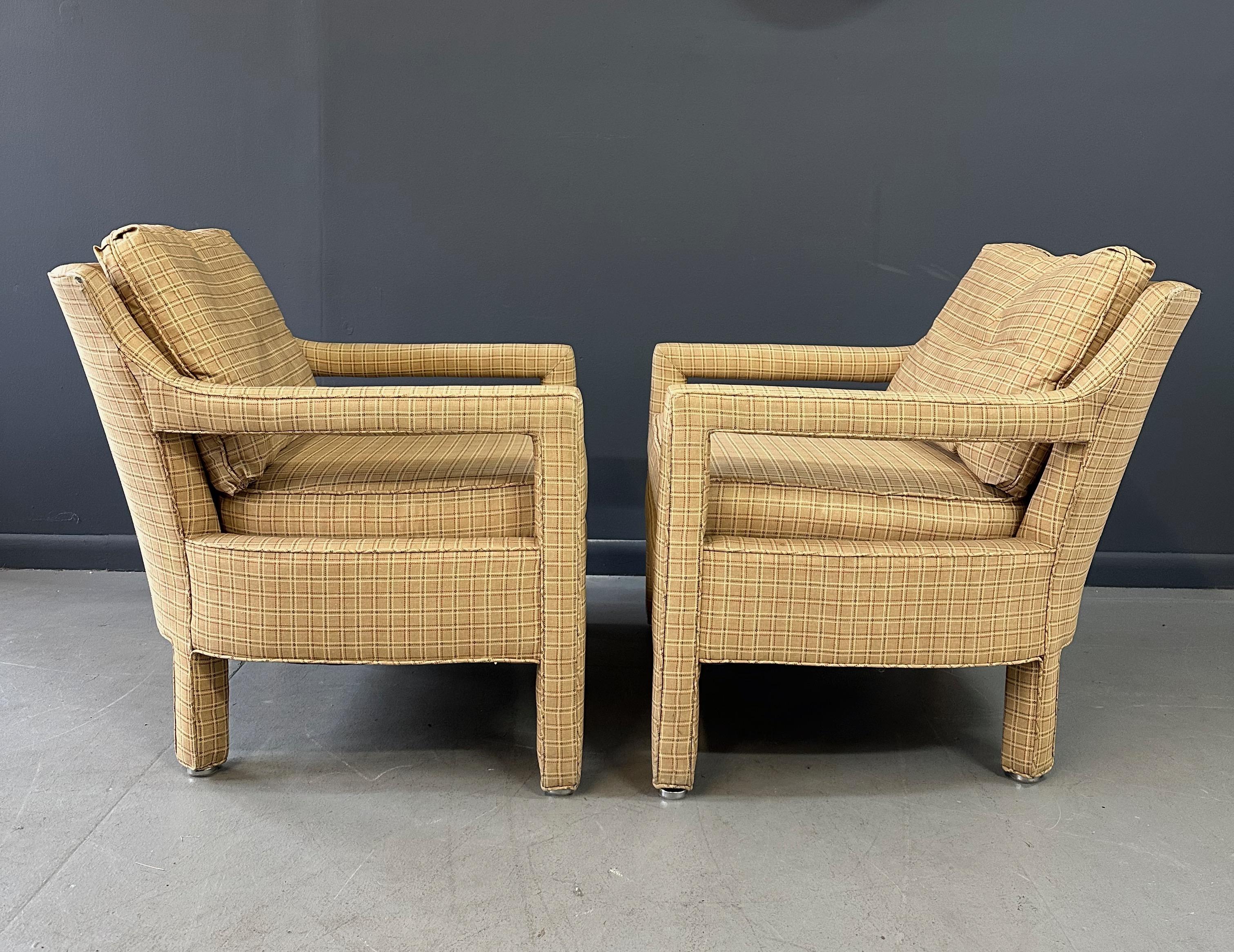 Pareja de Sillas Drexel Estilo Parson con Respaldos Curvilíneos Mediados de Siglo en venta 1