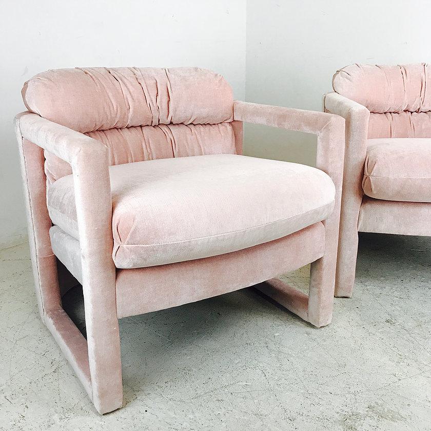 Pair of Drexel Parson style lounge chairs in the style of Milo Baughman. Chairs are in good condition and will need new upholstery.


Dimensions:
29