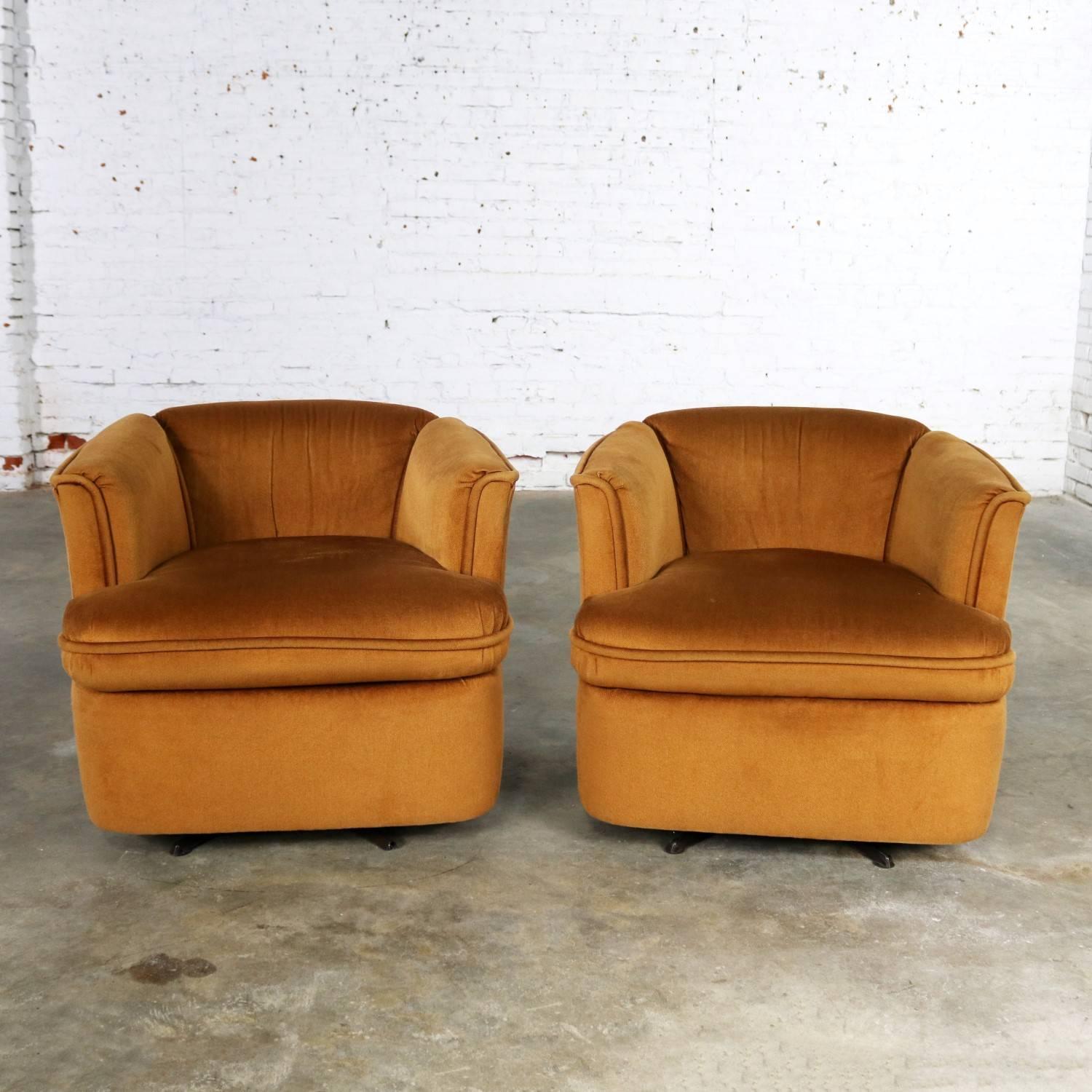Handsome pair of Drexel barrel shaped swivel club chairs in their original burnt orange velvet upholstery. They are in wonderful vintage condition with normal wear. See photos, circa 1960s.

Perfect petit little pair of swivel barrel chairs!